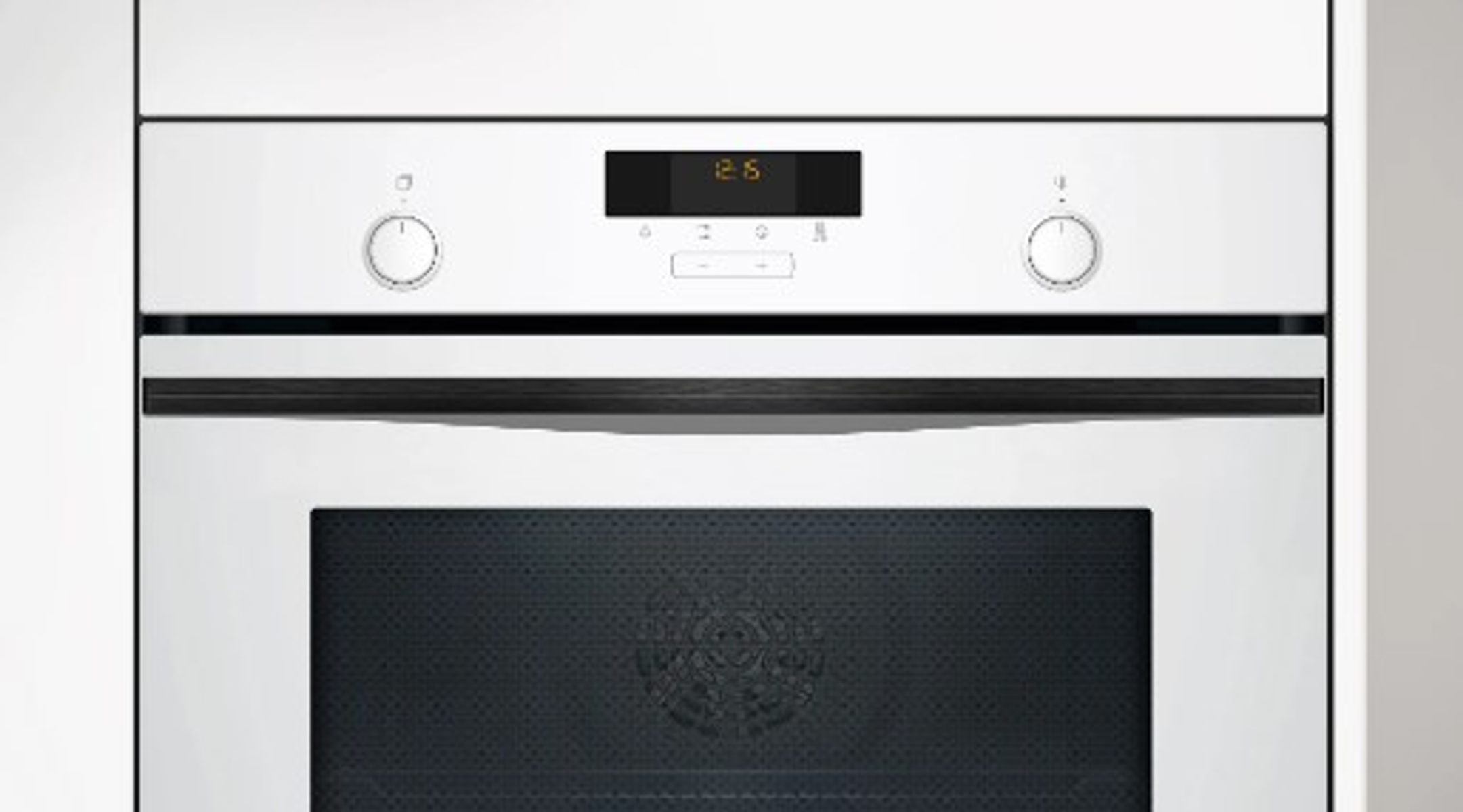 Biały piekarnik z cyfrowym zegarem wskazującym 12:15. Ma dwa pokrętła, czarny uchwyt i ciemne drzwi piekarnika.