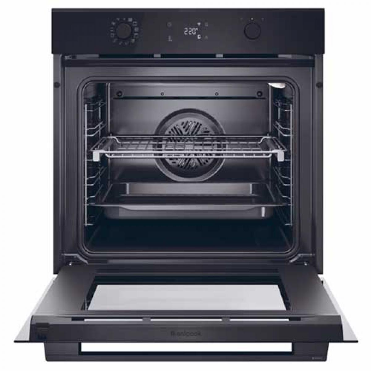 Een zwarte oven met een open deur. Binnenin bevinden zich roosters en een ventilator. Het bedieningspaneel toont 220 graden. De oven is schoon.