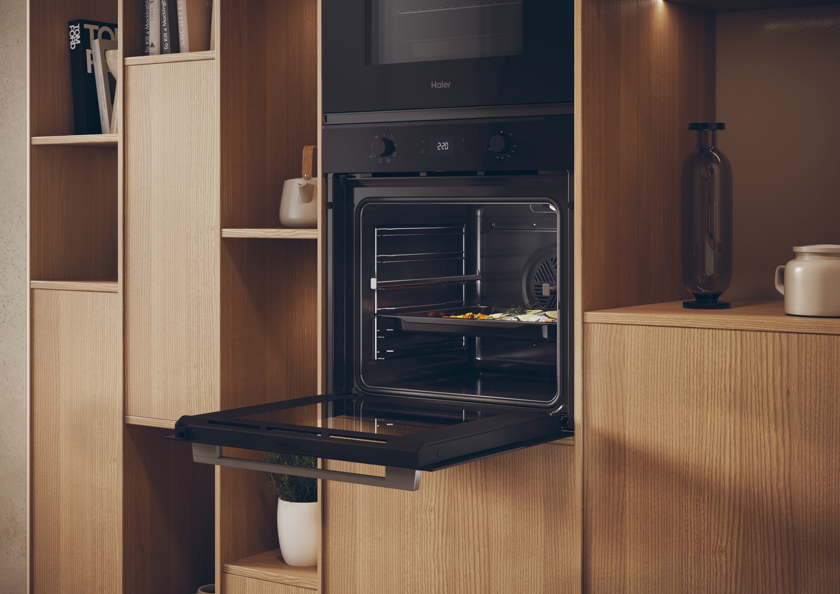 Een open oven met eten erin, geplaatst in houten kasten. Boeken en een kleine plant zijn zichtbaar op planken. Een Haier-logo staat op de oven.