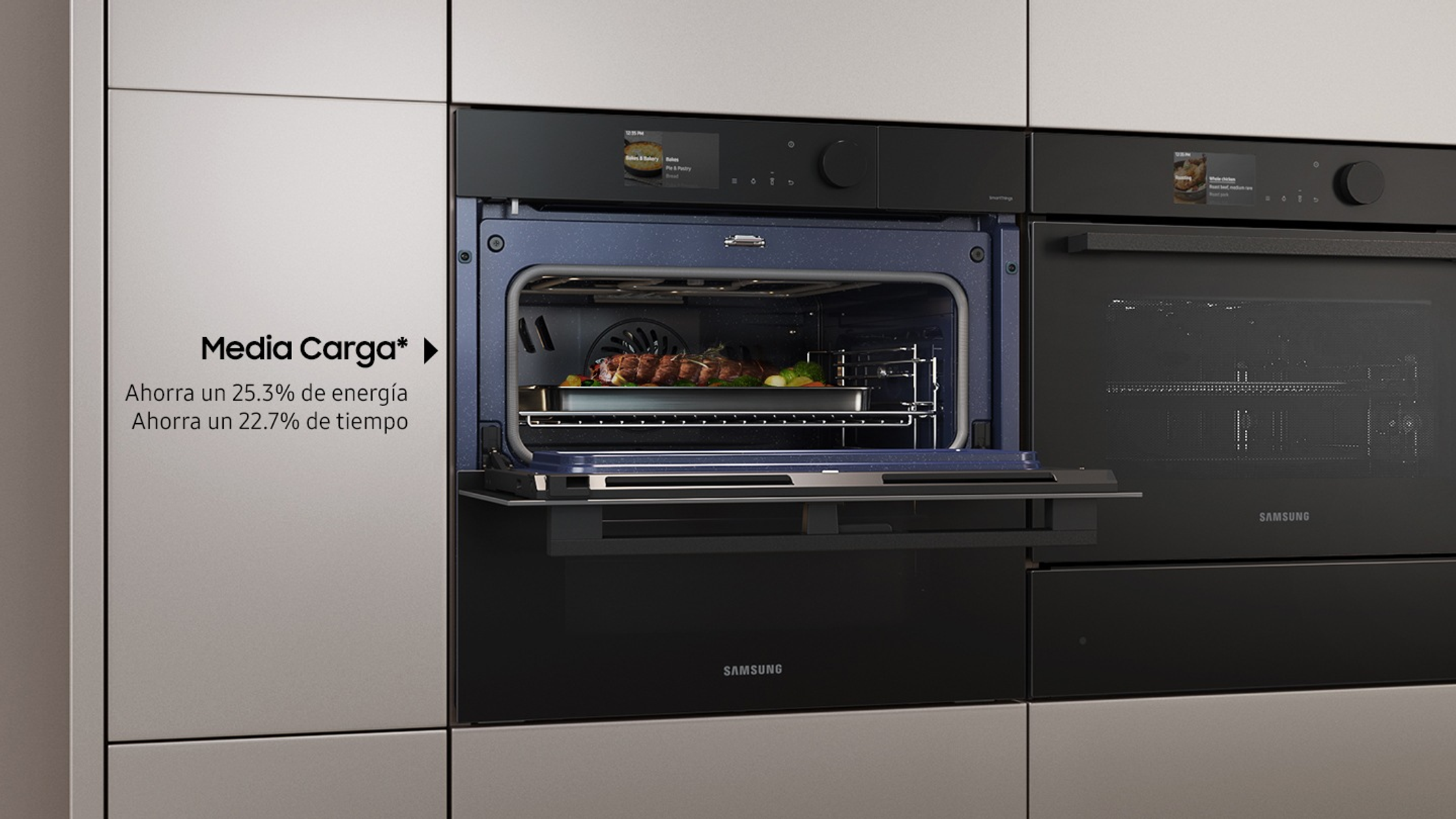 Un horno Samsung con la puerta abierta, mostrando comida en su interior. El horno está integrado en un mueble de cocina.