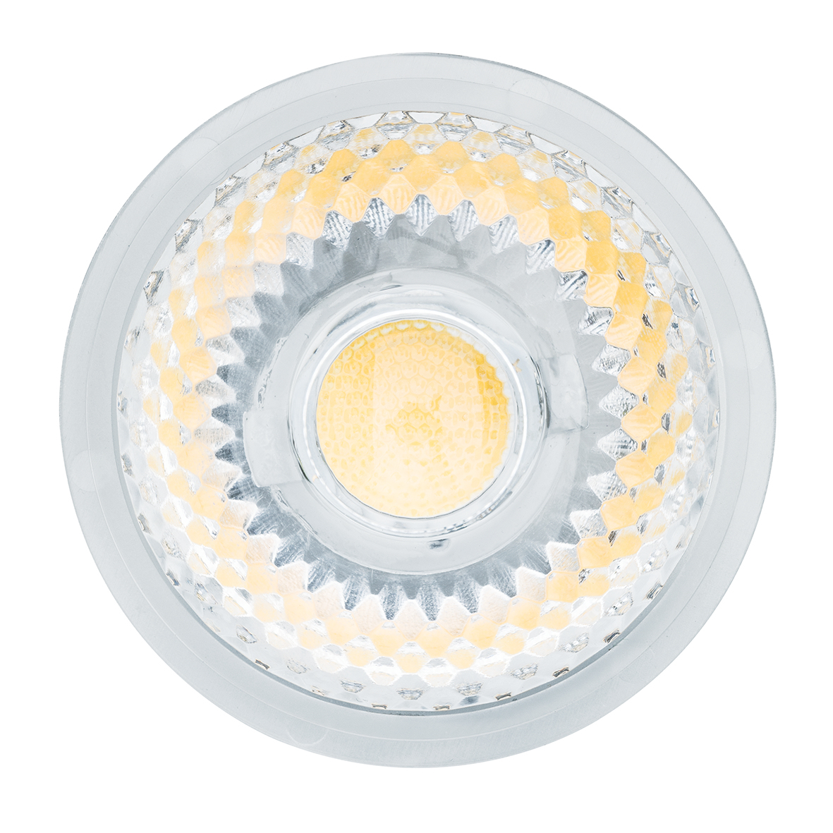 Zbliżenie okrągłej żarówki LED. Ma przezroczystą plastikową obudowę z żółto-białym centrum świetlnym. Światło jest na białym tle.