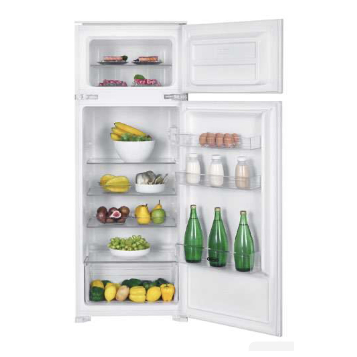 Biała lodówka z otwartymi drzwiami. W środku owoce, warzywa, jajka, butelki mleka i zielone butelki.