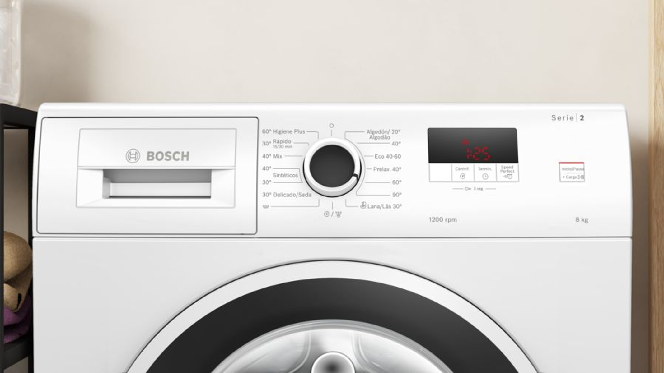 Eine weiße Bosch-Waschmaschine mit Bedienfeld. Sie hat ein Wahlrad, eine Digitalanzeige und verschiedene Tasten und Einstellungen.