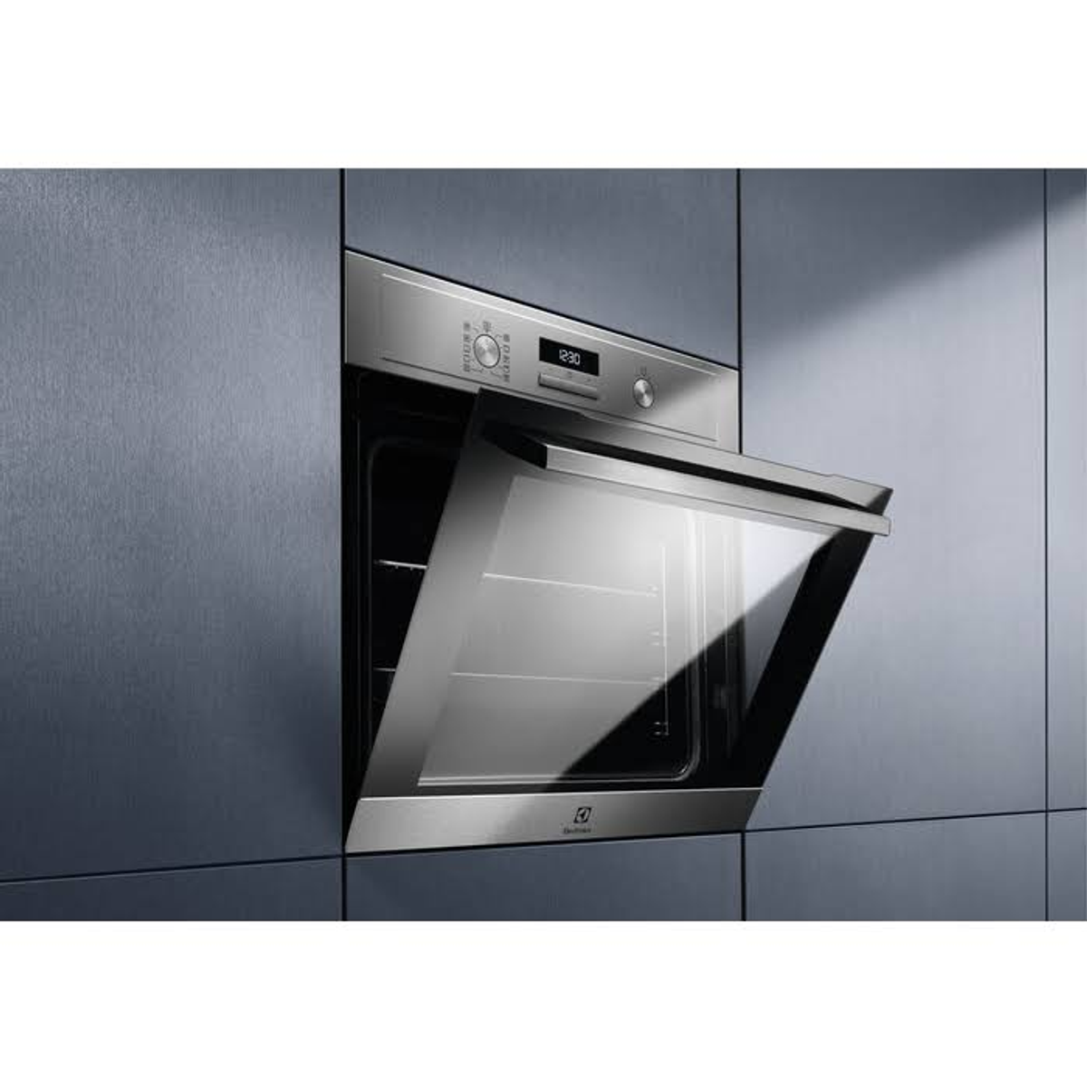 Un forno in acciaio inossidabile con la porta aperta. Il forno è integrato in un mobile grigio scuro.