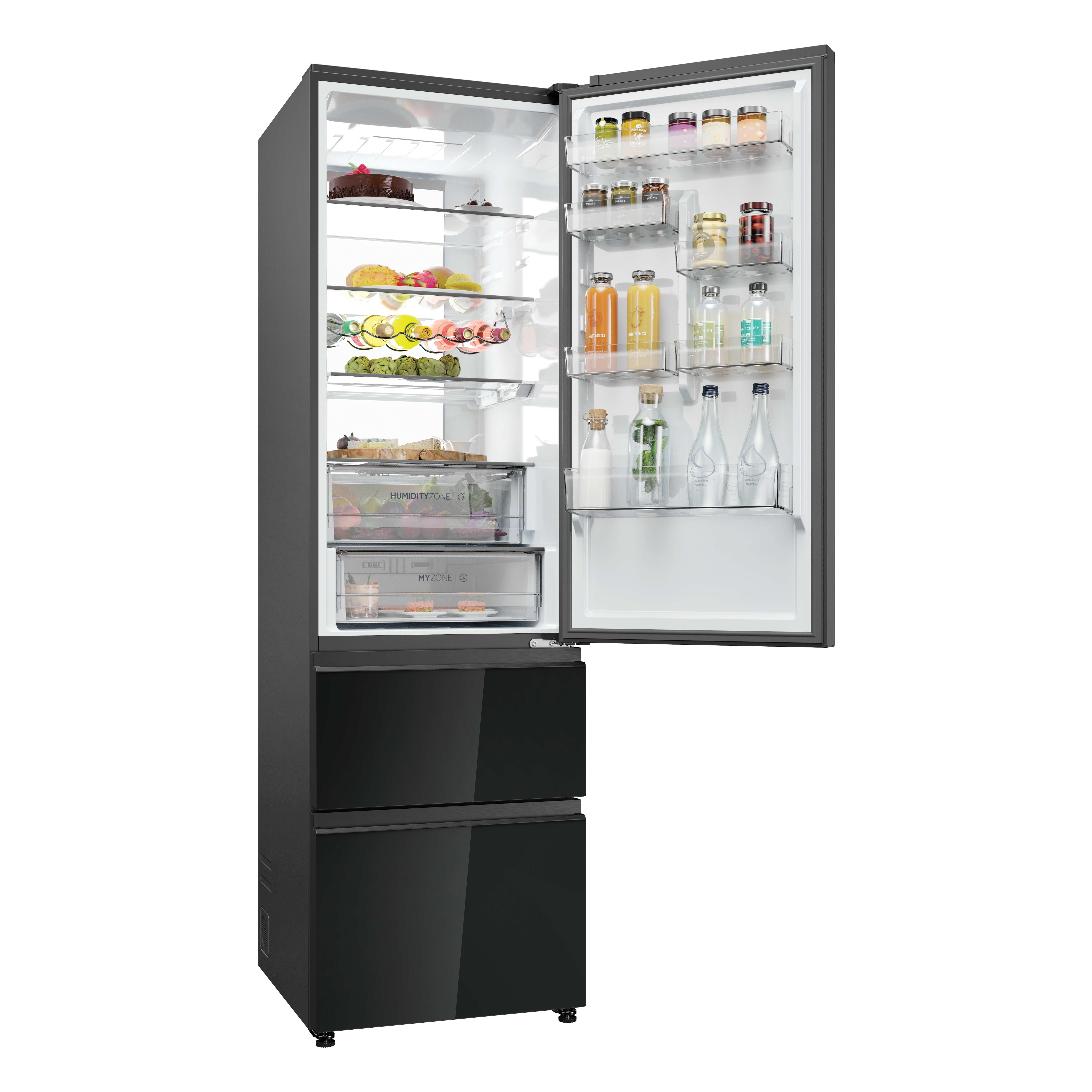 Refrigerador negro con la puerta abierta. Dentro hay estantes con comida, bebidas y cajones. La puerta está a la derecha.