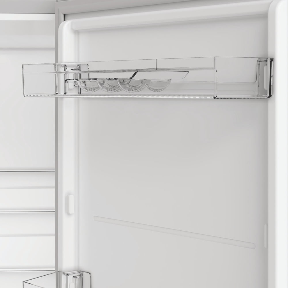 Interno di un frigorifero. Un ripiano di plastica trasparente contiene portauova. L'interno è bianco brillante con alcuni altri ripiani trasparenti.