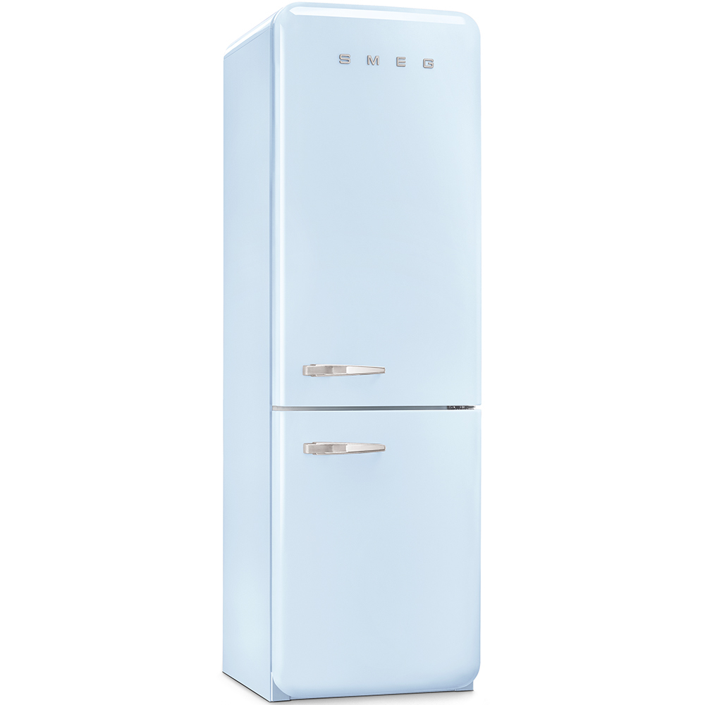 Un refrigerador Smeg azul claro. Tiene dos puertas con manijas plateadas y el nombre de la marca en la parte superior.