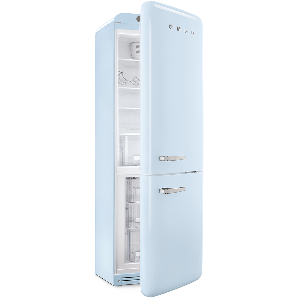 Un refrigerador Smeg azul claro con la puerta abierta. El interior es visible, mostrando estantes y cajones. El mango es plateado.