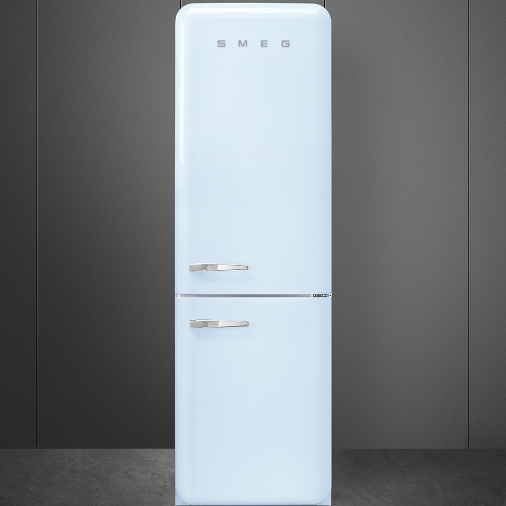 Un refrigerador Smeg azul claro se encuentra contra una pared gris. Tiene manijas plateadas y el nombre de la marca arriba.