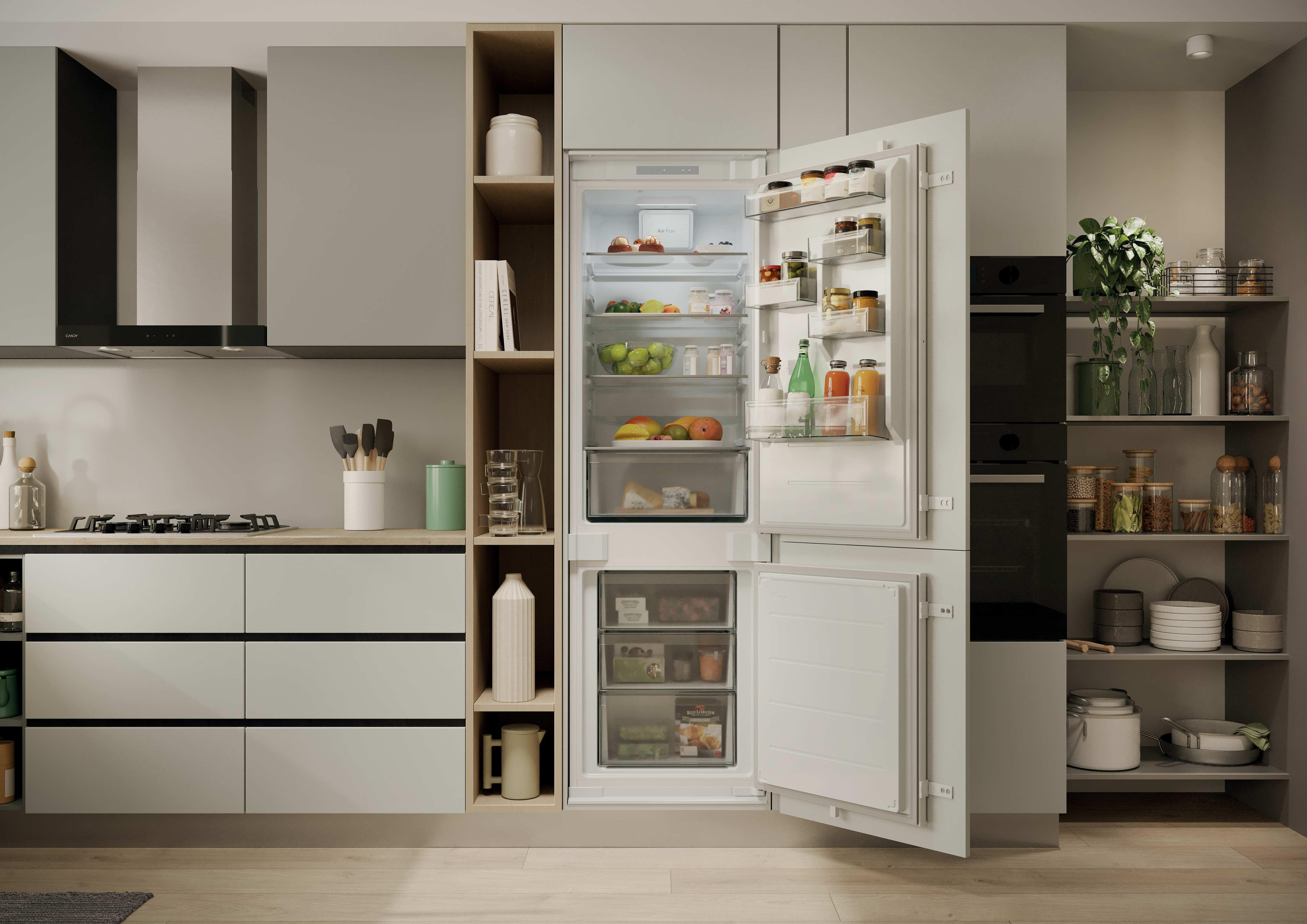 Una cucina moderna con frigorifero aperto che mostra frutta, verdura e vari alimenti. Armadi e scaffali completano la scena.