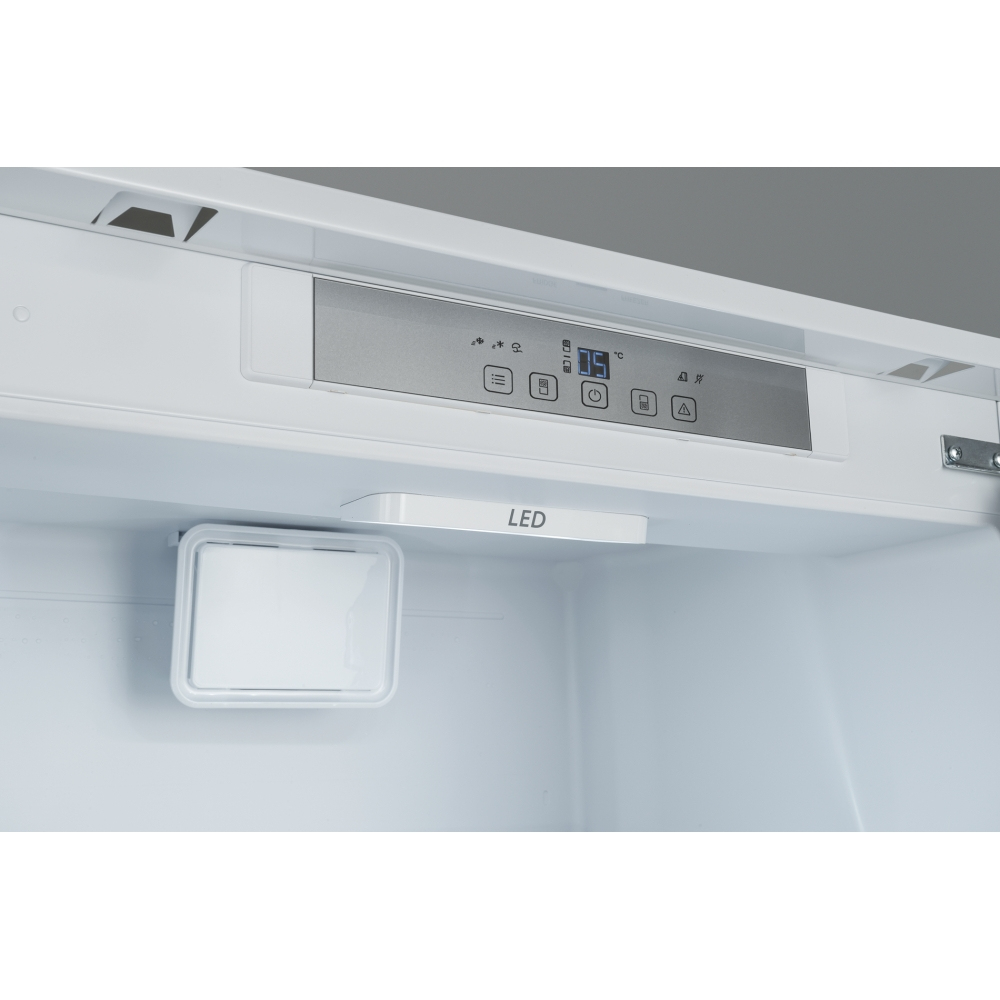 All'interno di un frigorifero bianco, un pannello di controllo con display a LED mostra le impostazioni. Sono visibili una luce LED e un contenitore.