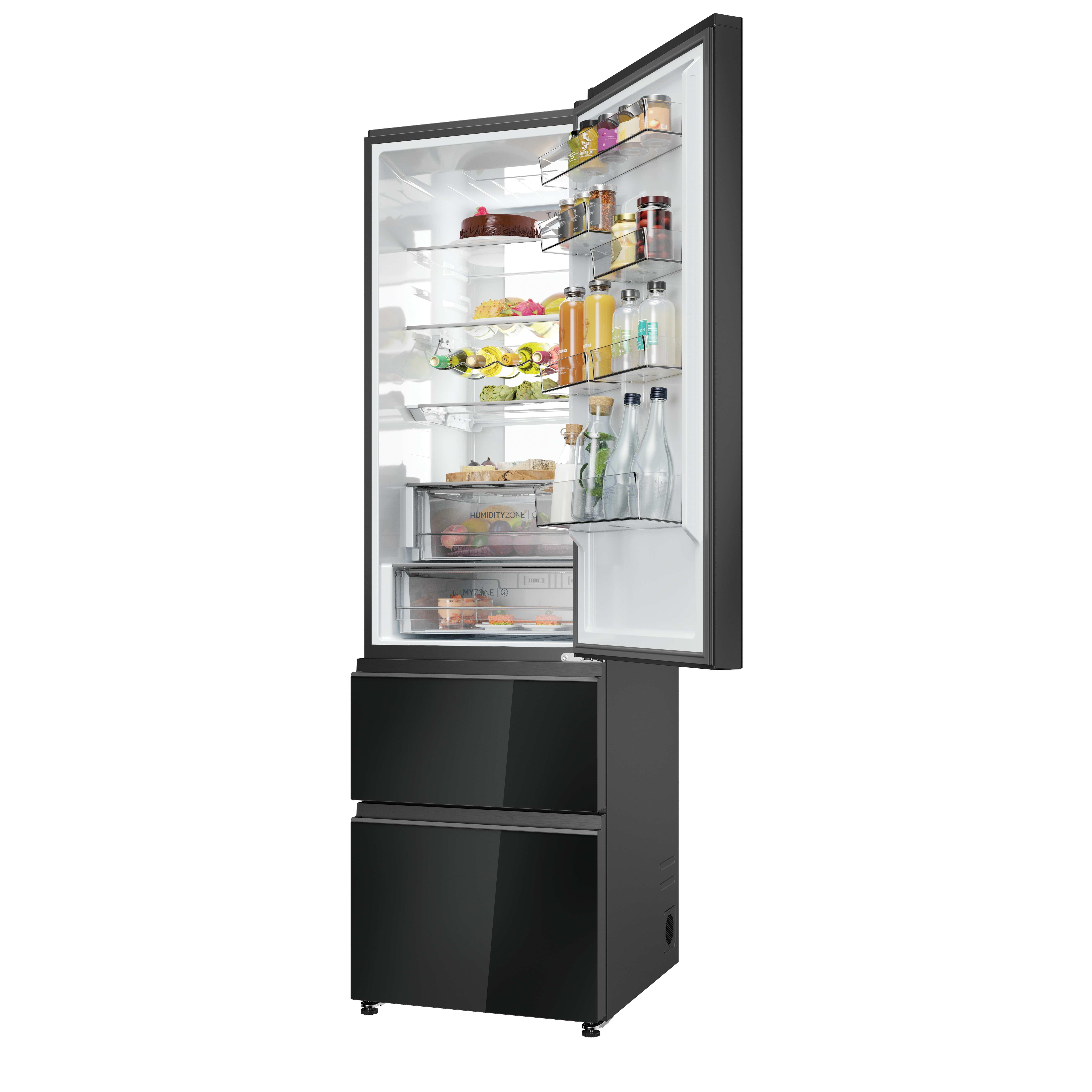 Refrigerador negro con puerta abierta. Dentro, hay estantes con comida y bebidas. La parte inferior tiene cajones.