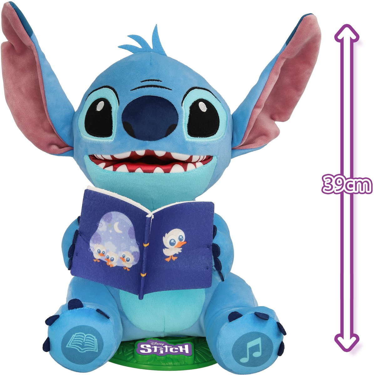 Ein Stofftier von Stitch liest ein Buch. Es ist blau mit großen Ohren und hält ein blaues Buch. Die Puppe steht auf einer grünen Basis.