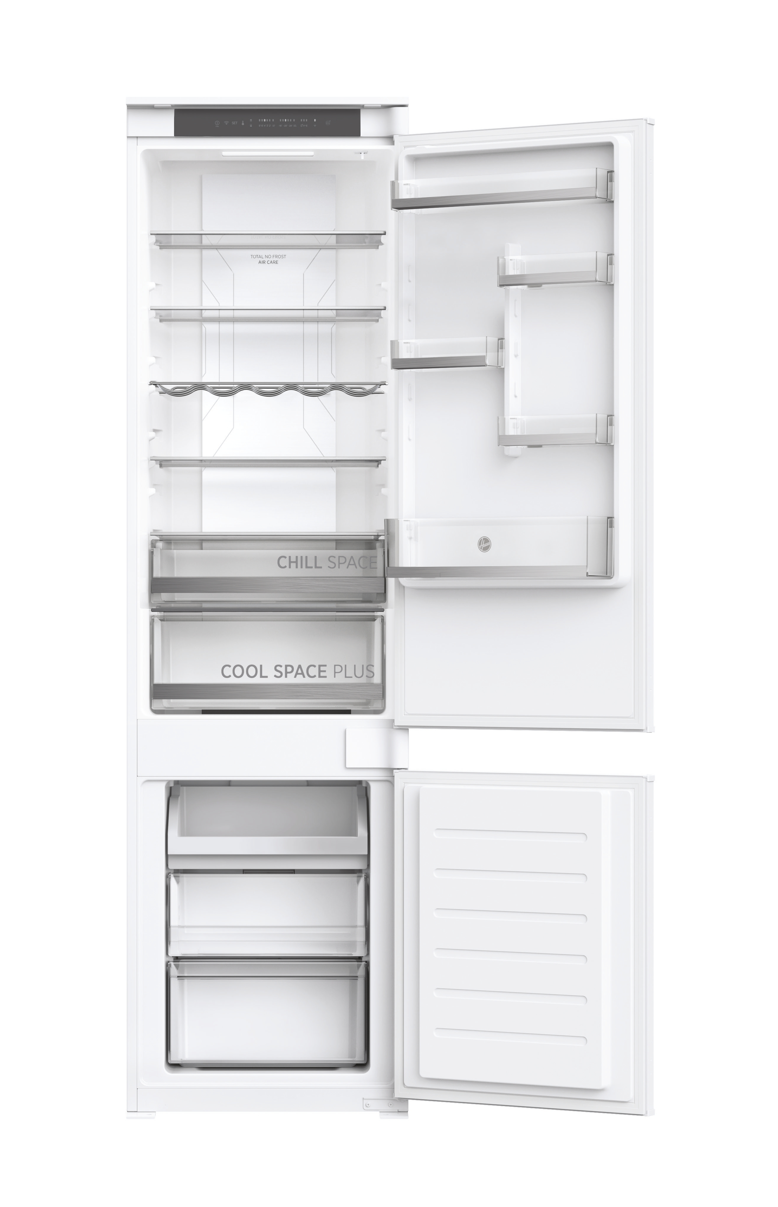 Un frigorifero bianco con porte aperte. L'interno mostra ripiani, cassetti e pannello di controllo. Anche la porta del congelatore è aperta.