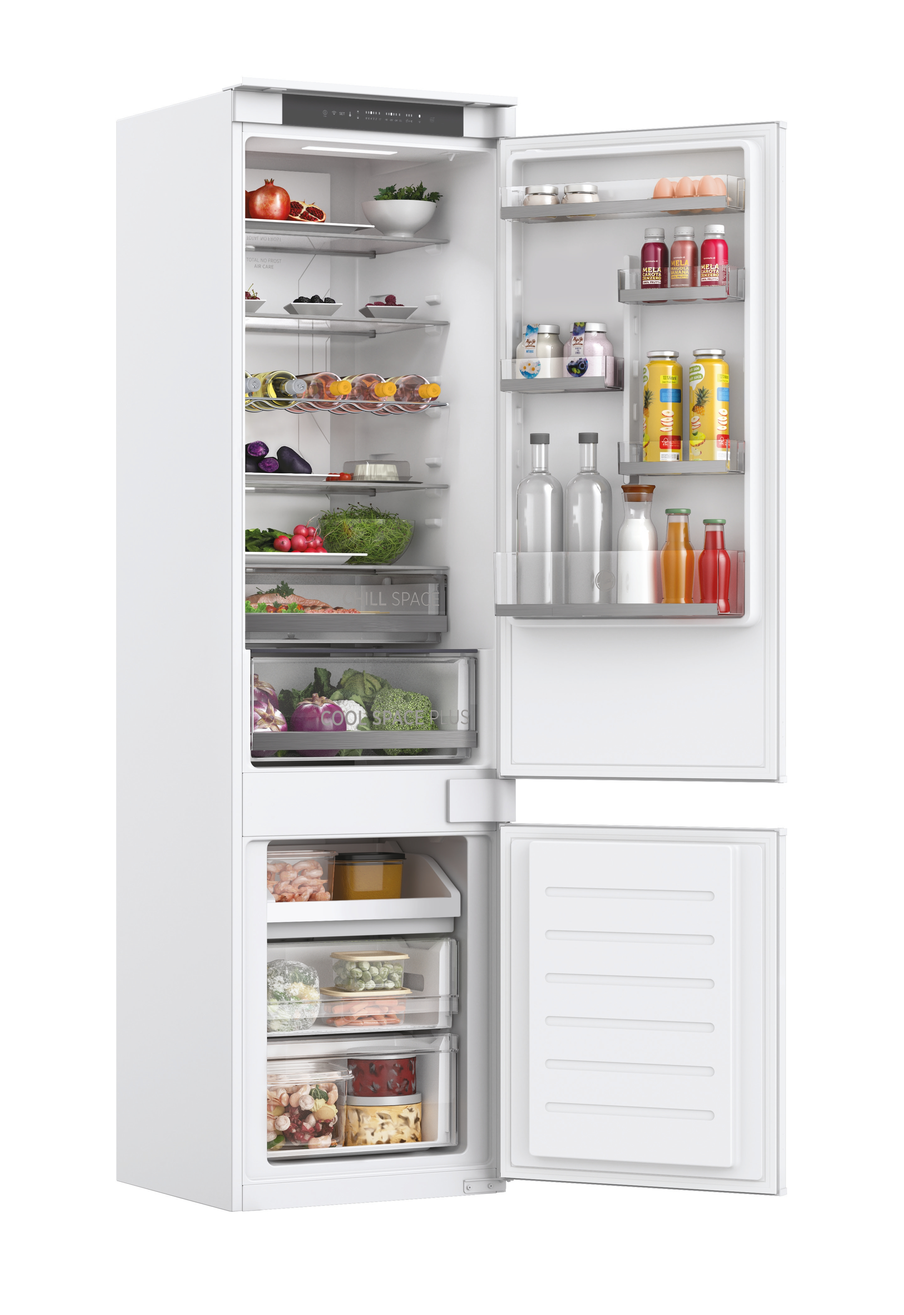 Frigorifero bianco con ante aperte. All'interno, frutta, verdura, uova, succhi e bottiglie visibili sugli scaffali.