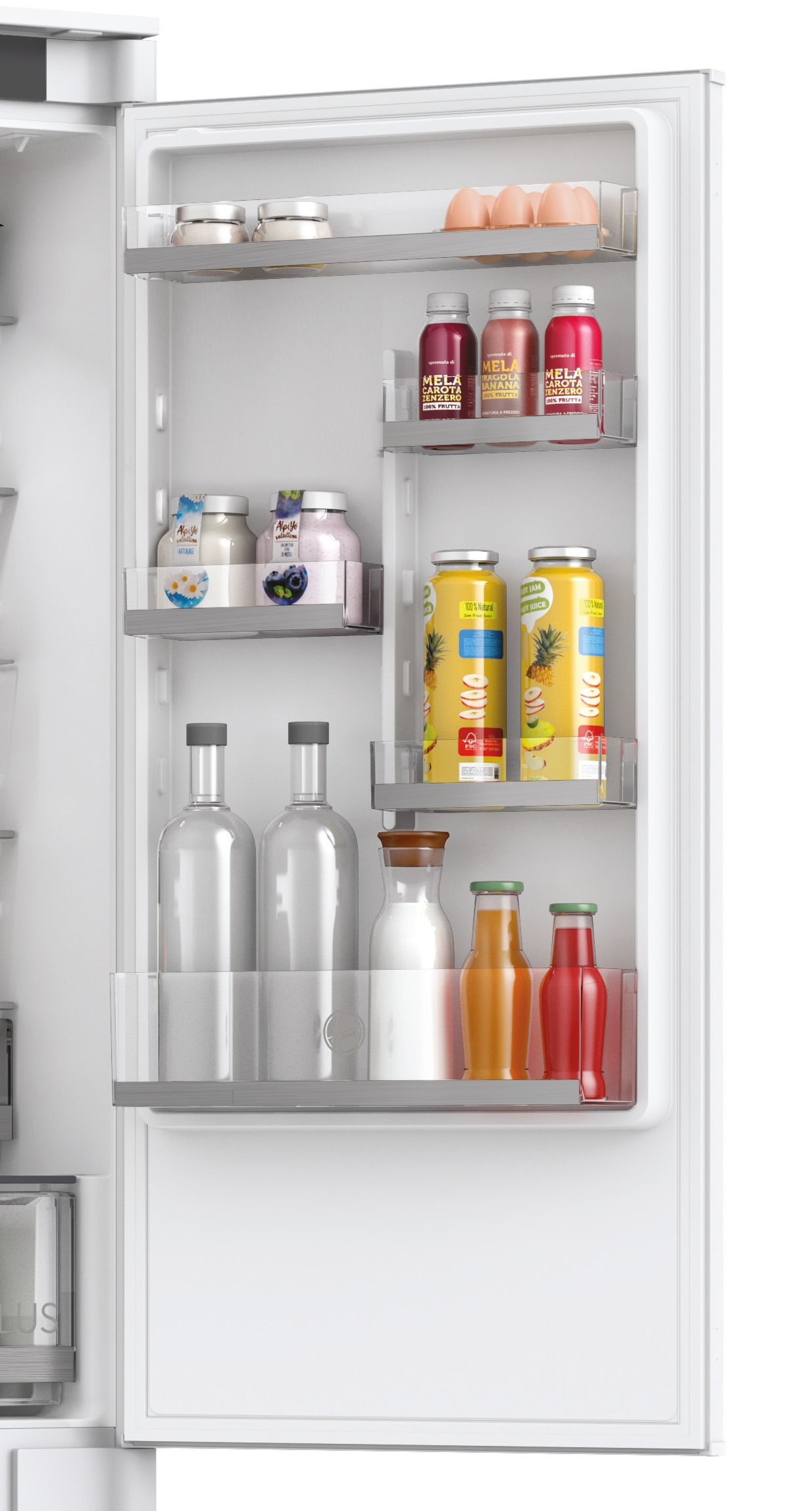 Interno di un frigorifero pieno di vari alimenti come vasetti di succo, yogurt, uova e bottiglie d'acqua.