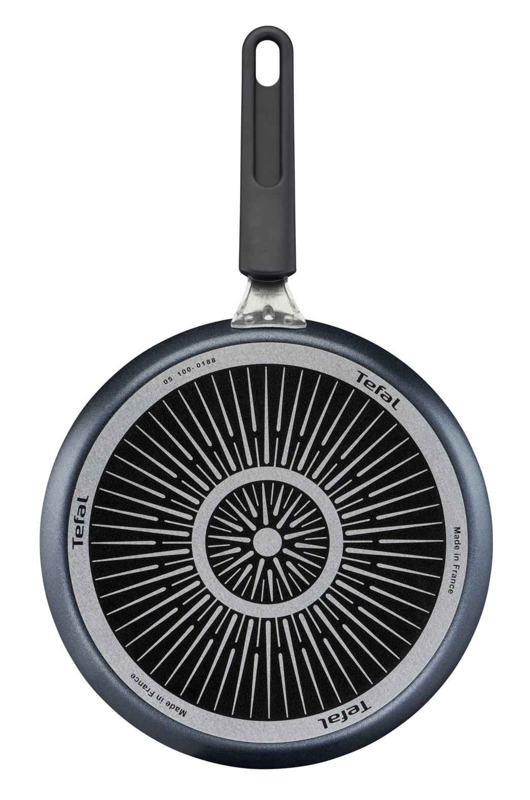 Fondo di una padella Tefal. Design nero e argento con manico scuro. Made in France è scritto sul lato.