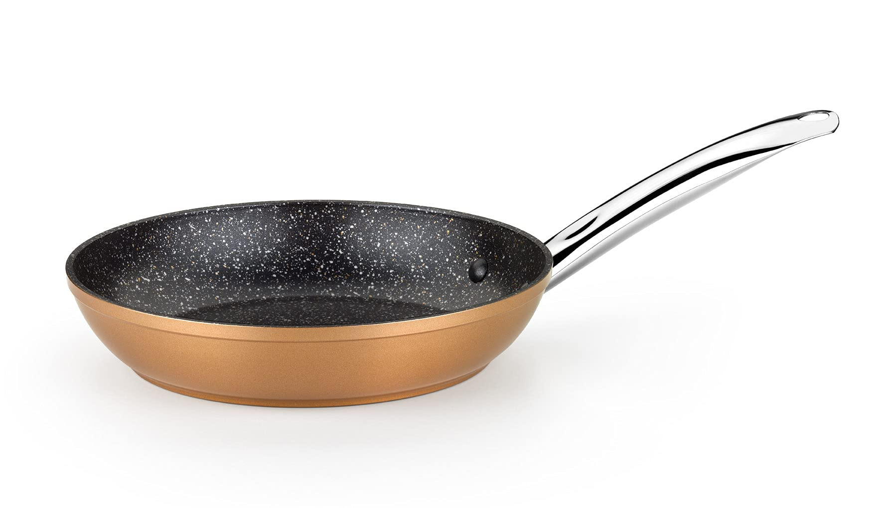 Patelnia nieprzywierająca z miedzianym zewnętrzem i nakrapianym czarnym wnętrzem na białym tle, uchwyt skierowany w prawo.
