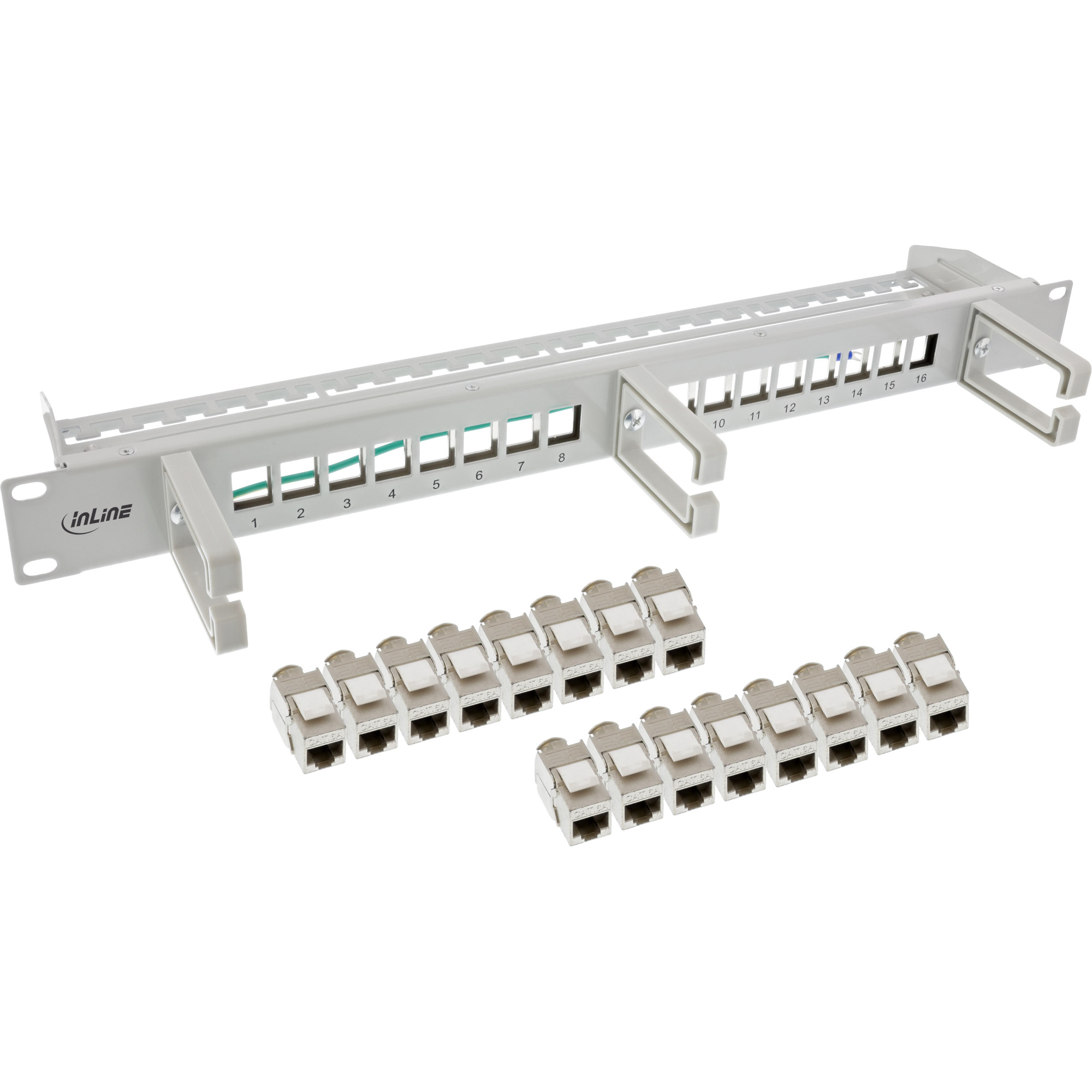 Un pannello patch grigio con 16 porte numerate, con due set di connettori sotto. Sfondo bianco.