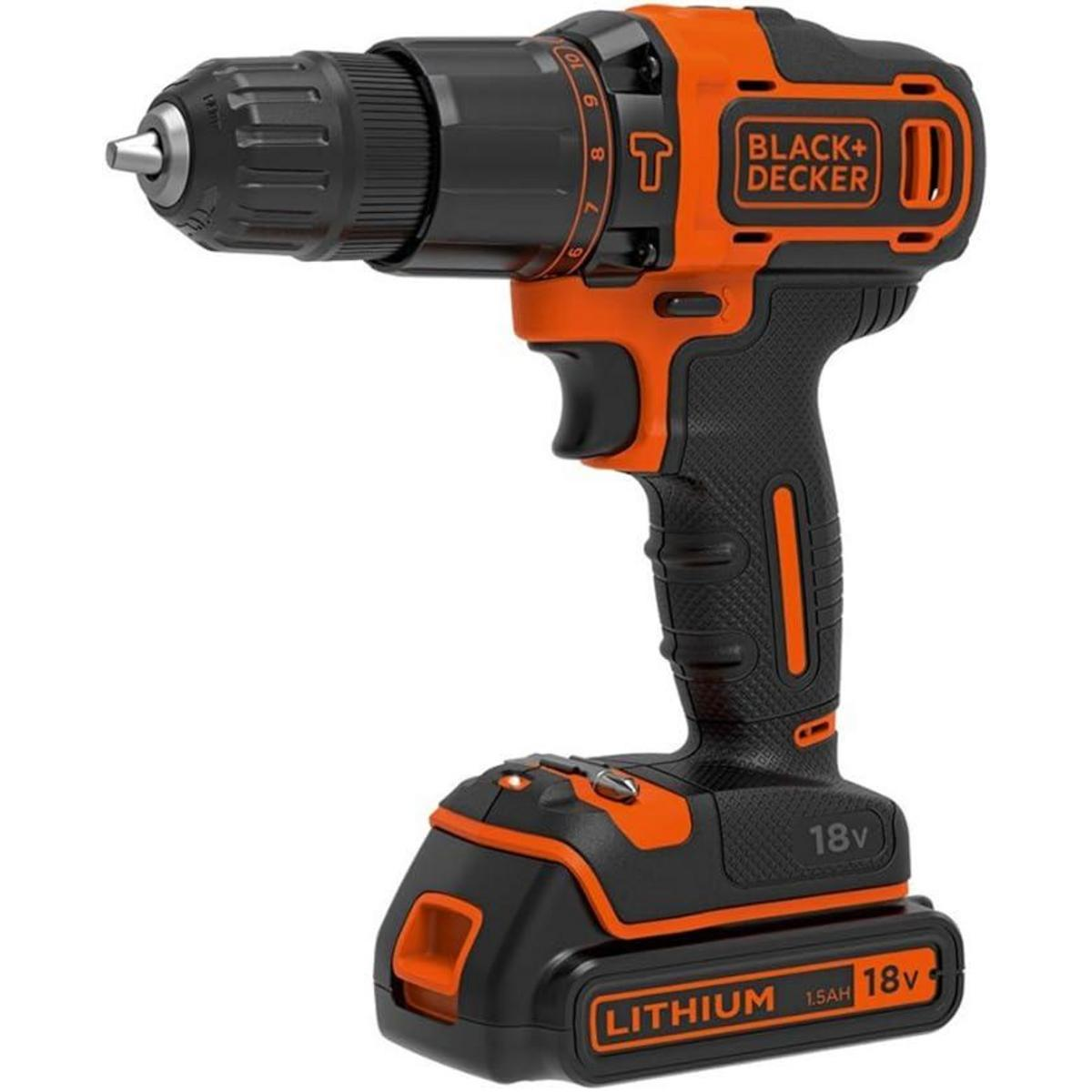 Wkrętarka akumulatorowa Black and Decker. Czarny i pomarańczowy korpus. Bateria litowa 18V. Czarny uchwyt. Wiertarka na białym tle.