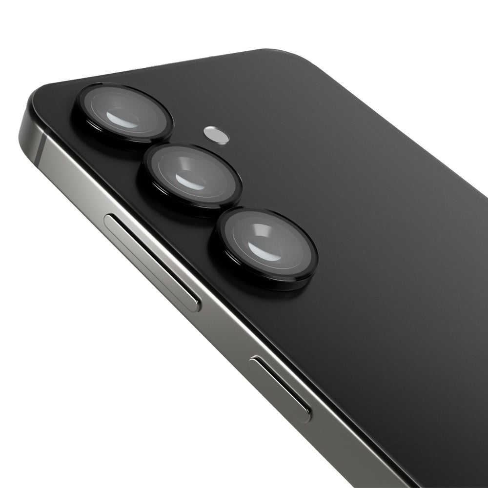 Zbliżenie czarnego smartfona. Widoczne trzy obiektywy aparatu. Ramka jest srebrna. Białe tło.