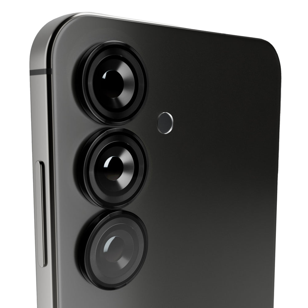 Zbliżenie modułu tylnego aparatu smartfona. Widoczne są trzy okrągłe obiektywy, obok małej okrągłej lampy błyskowej. Telefon jest czarny.