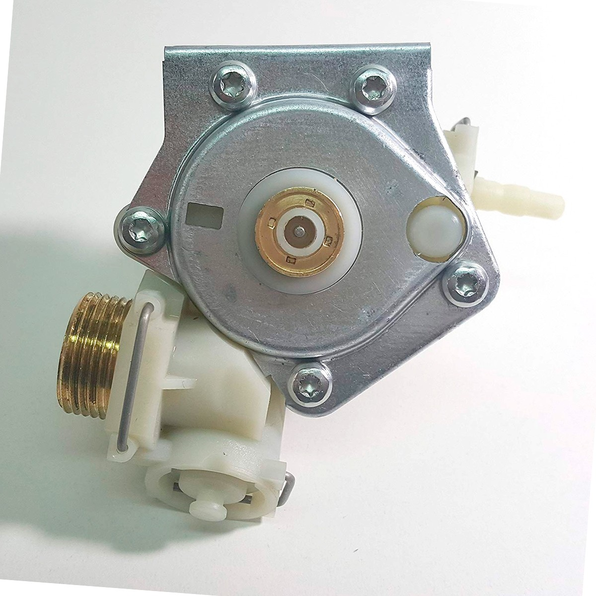 Primer plano de una pieza mecánica. Tiene una base de metal plateado, un racor de latón y componentes de plástico blanco. Los tornillos aseguran las piezas juntas.