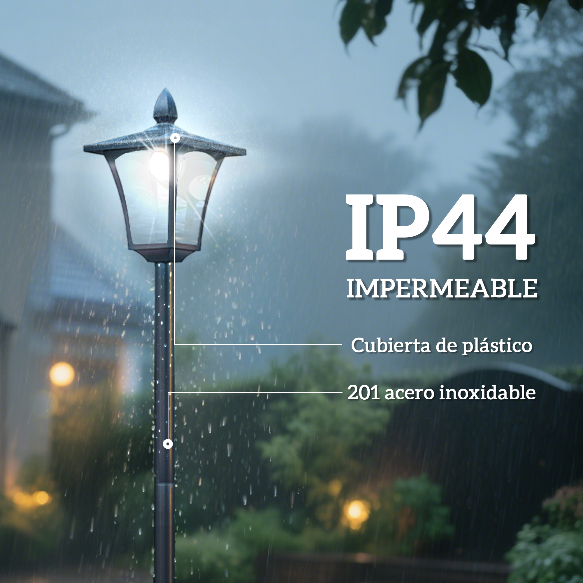 Un poste de luz negro bajo la lluvia. En el fondo, una casa y árboles. El texto a la derecha indica IP44.