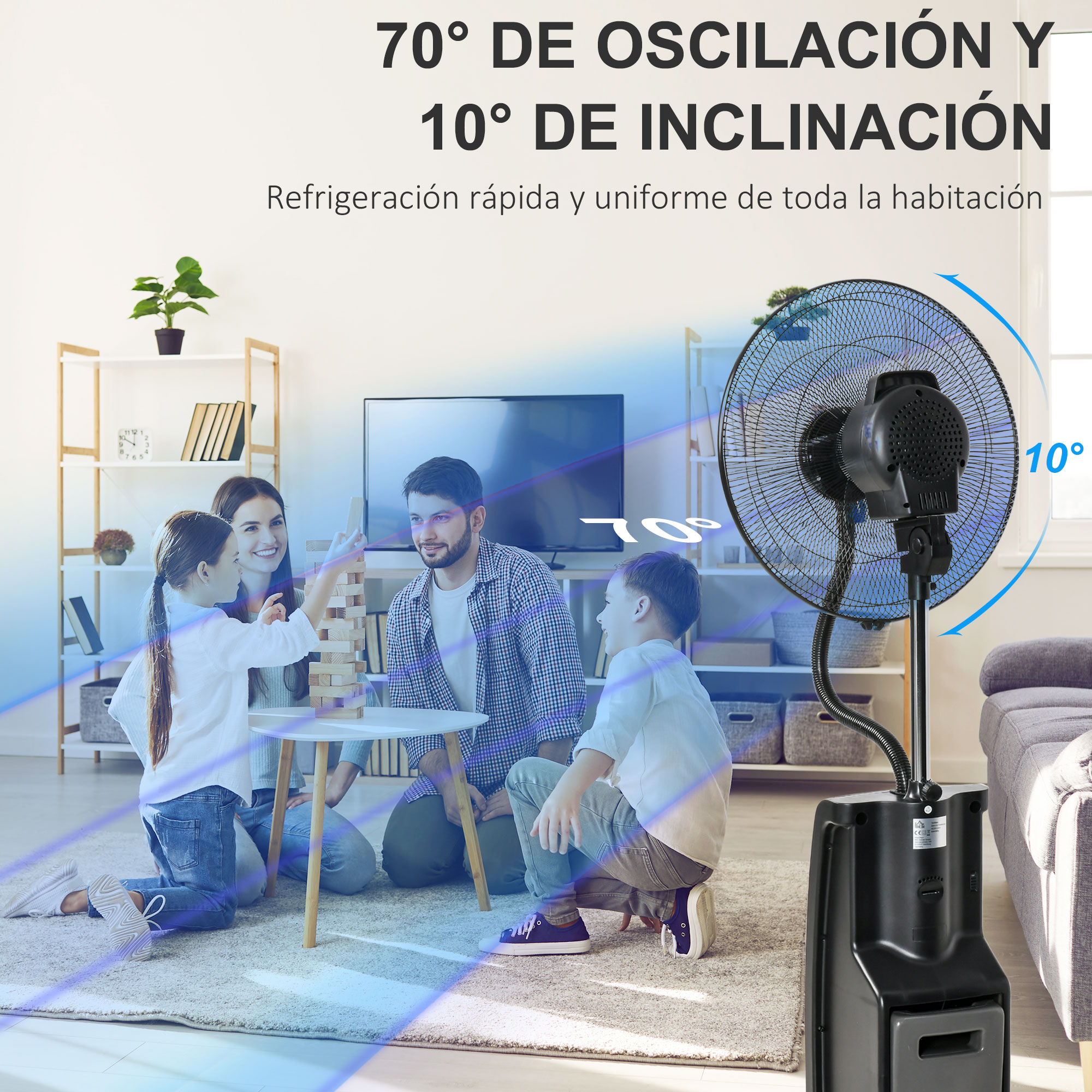 Una familia juega Jenga cerca de un ventilador. El texto superior dice: "Oscilación de 70° e inclinación de 10°". Se ven un televisor y estanterías.