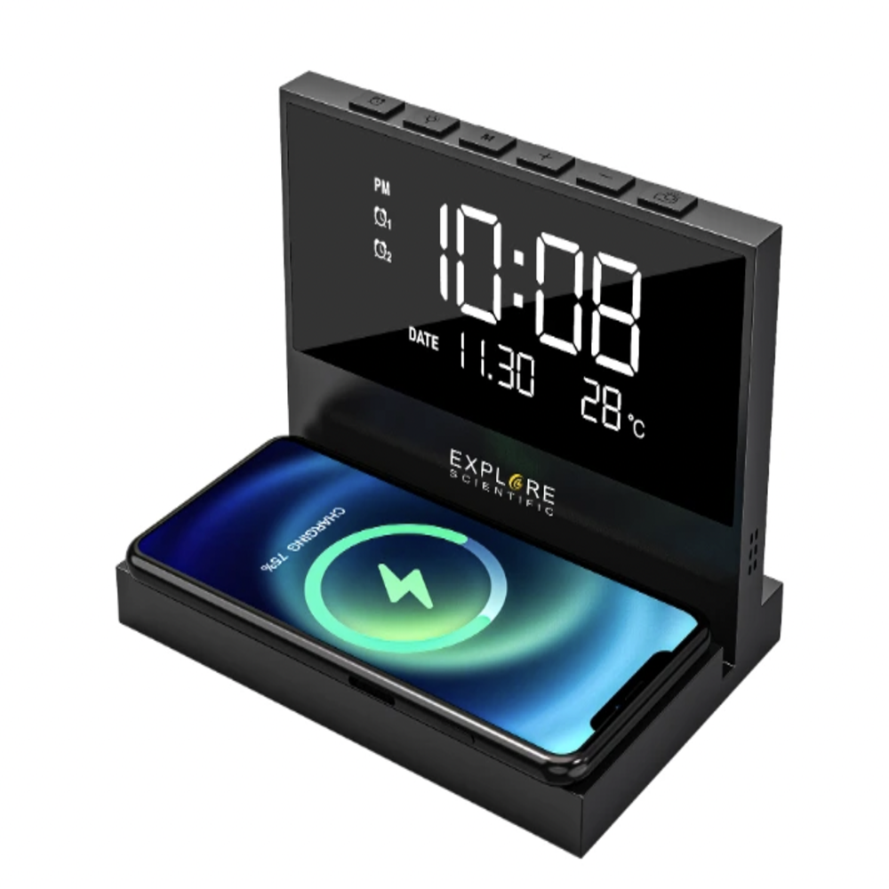 Schwarze Digitaluhr mit drahtlosem Laden. Die Uhr zeigt Zeit, Datum und Temperatur an. Das Telefon wird kabellos geladen.