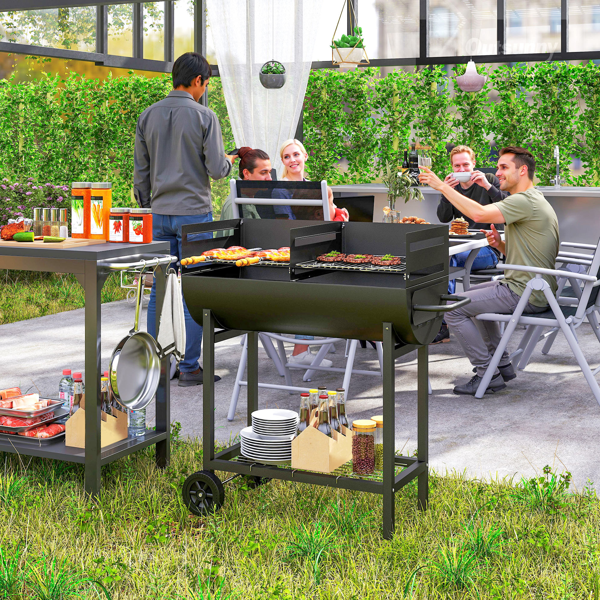 Grupo de amigos en una barbacoa. Una persona está asando comida. Mesa con comida y bebidas. Hierba verde en primer plano.