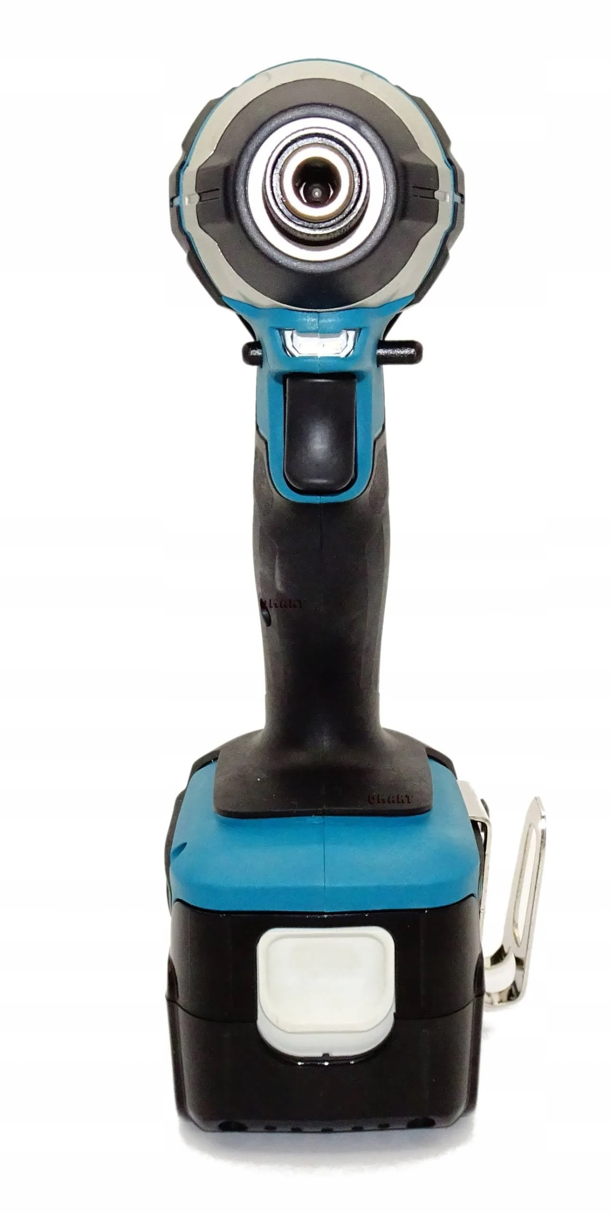 Turkusowa i czarna wiertarka akumulatorowa na białym tle. Ma światło i srebrny klips. Wiertarka jest wyśrodkowana.