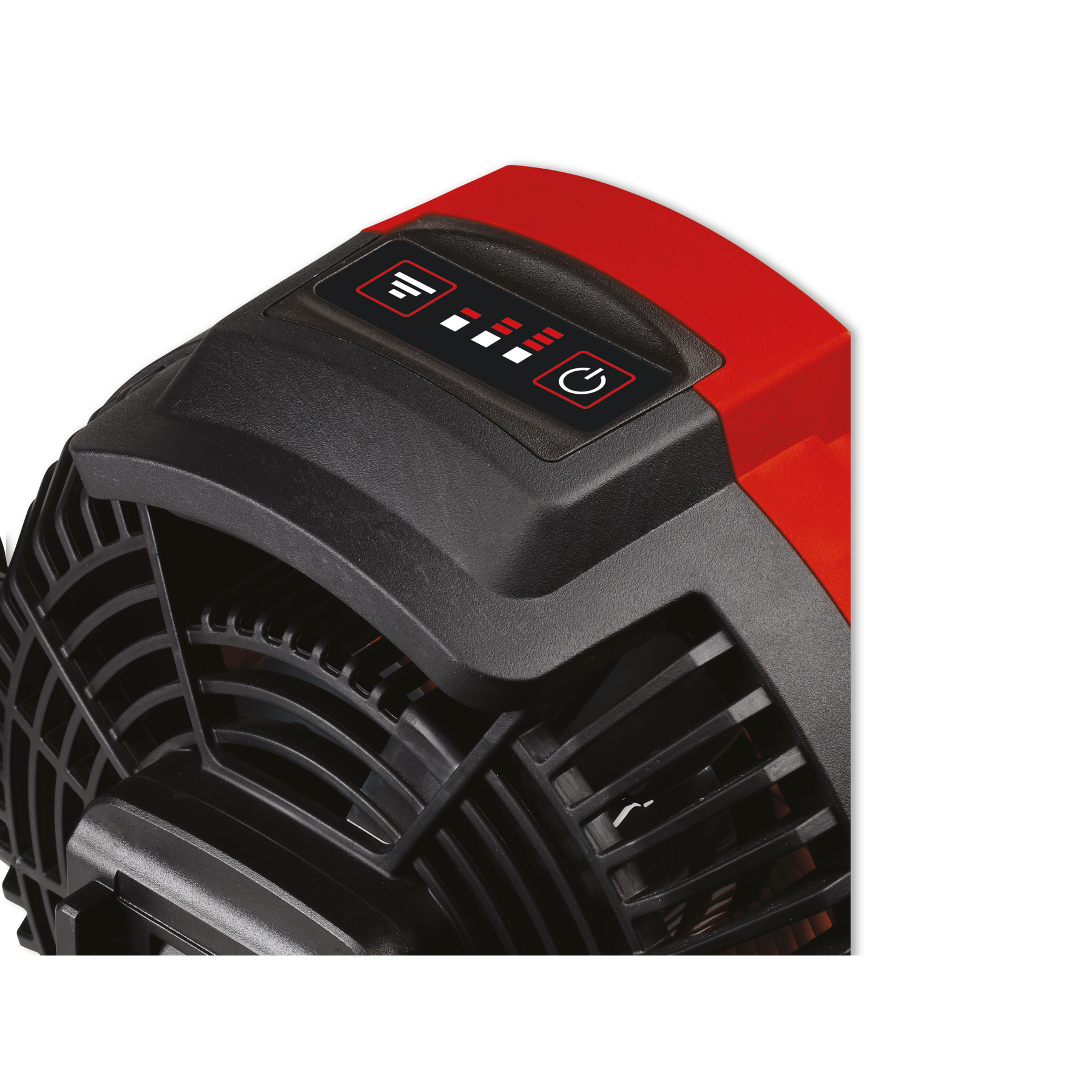 Zbliżenie czerwono-czarnego wentylatora. Ma przycisk zasilania i wskaźnik baterii. Czarna kratka zakrywa łopatki wentylatora.