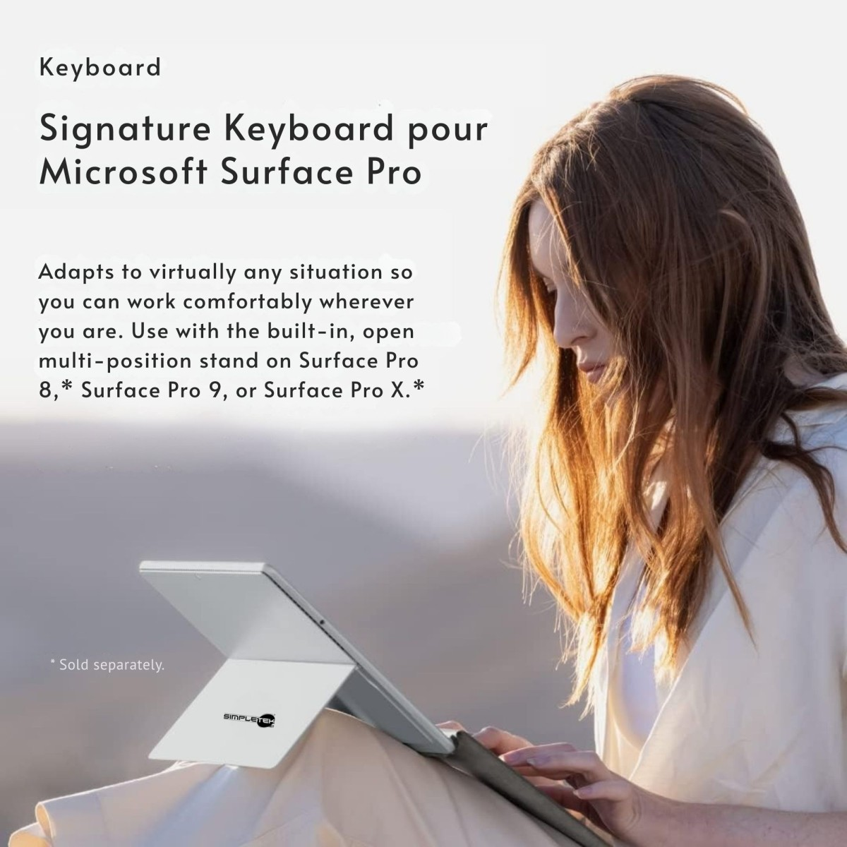 Kobieta z długimi włosami używa Surface Pro. Srebrna klawiatura jest otwarta. Tło jest rozmyte z tekstem o produkcie.