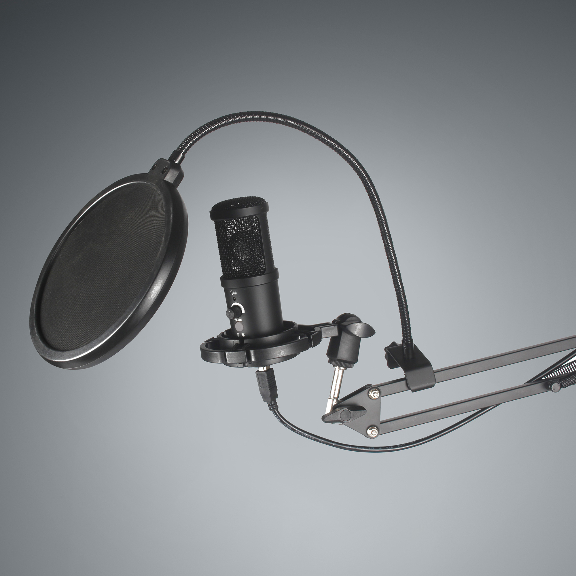 Czarny mikrofon z filtrem pop, czarnym ramieniem i szarym tłem. Sprzęt do nagrywania w studio.