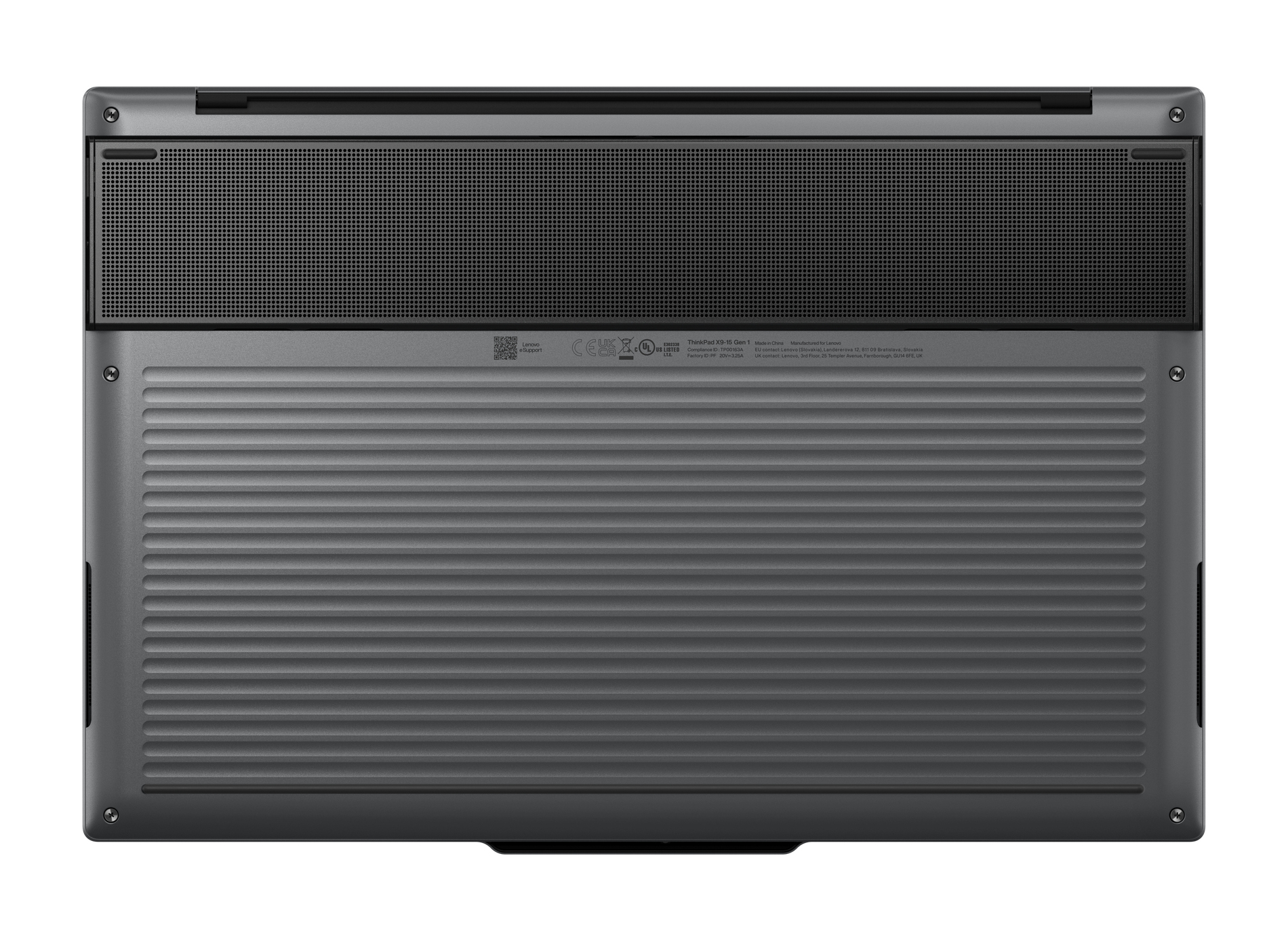 Spód ciemnoszarego laptopa. Ma otwór wentylacyjny, żebrowaną powierzchnię i kilka śrub. Widoczne logo i tekst.