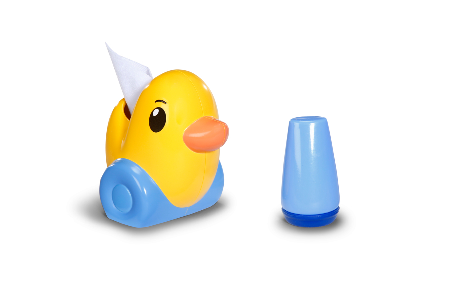Żółty pojemnik na chusteczki w kształcie kaczki z niebieską podstawą i dziobem oraz niebieski kubek obok na białym tle.