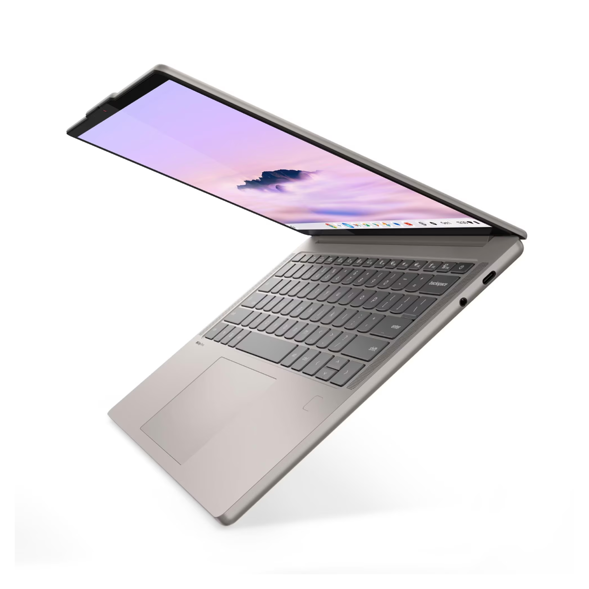 Un laptop argentato è aperto, angolato verso l'osservatore. Lo schermo mostra una scena di montagna. Tastiera e touchpad sono visibili.