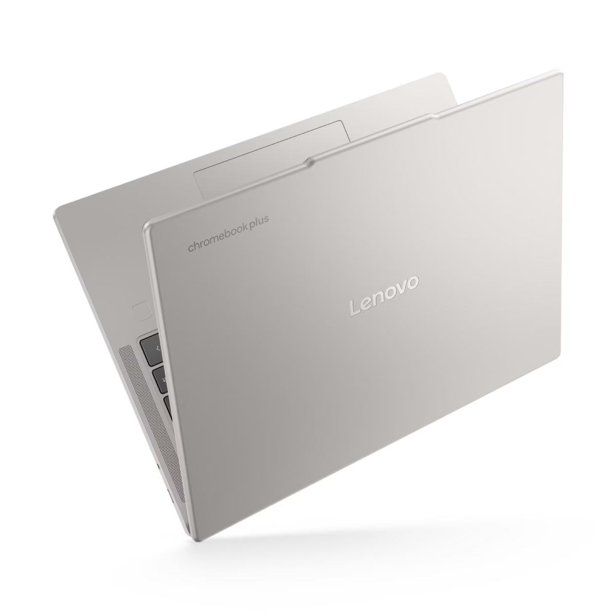 Un laptop Lenovo Chromebook Plus argentato è leggermente aperto su sfondo bianco. Il logo Lenovo è visibile.