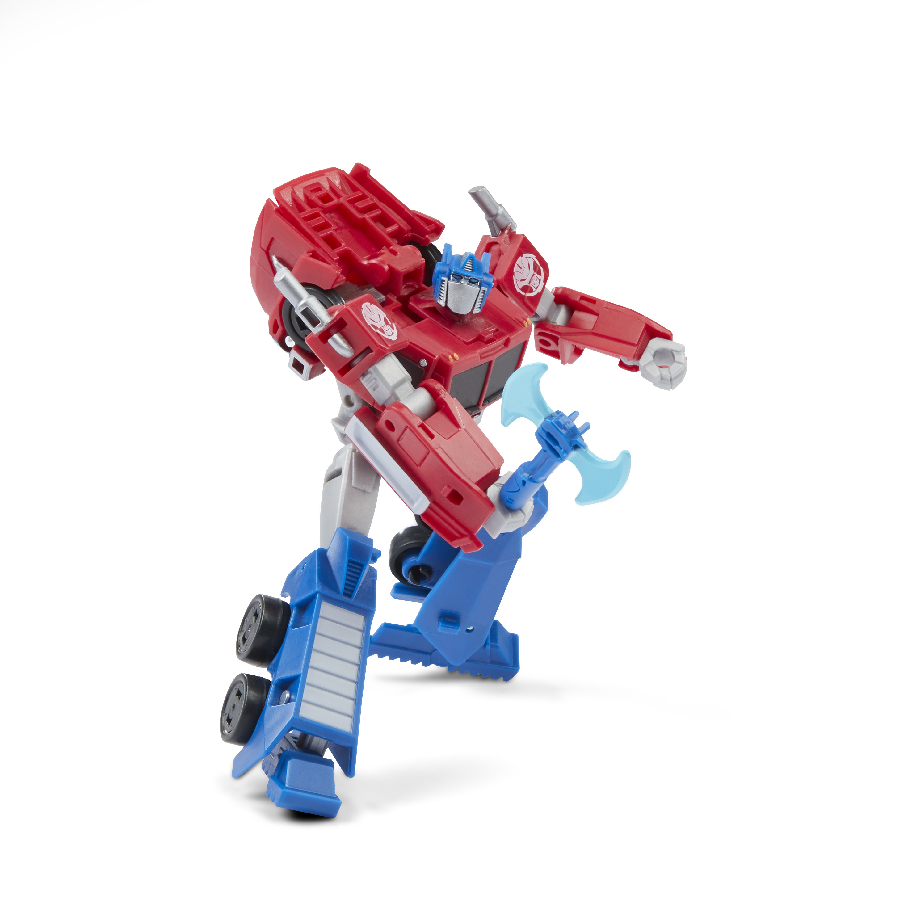 Un juguete Transformer rojo y azul posa. Sostiene un hacha azul. El fondo es blanco.