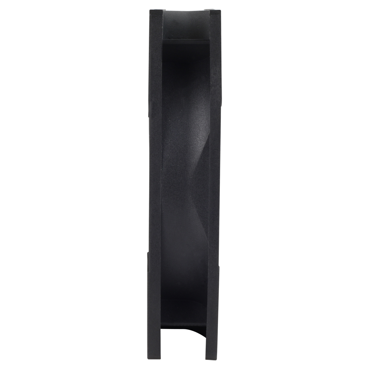 Un ventilateur d'ordinateur noir, vu de côté. Il a une structure circulaire avec des pales à l'intérieur. Le fond est blanc.