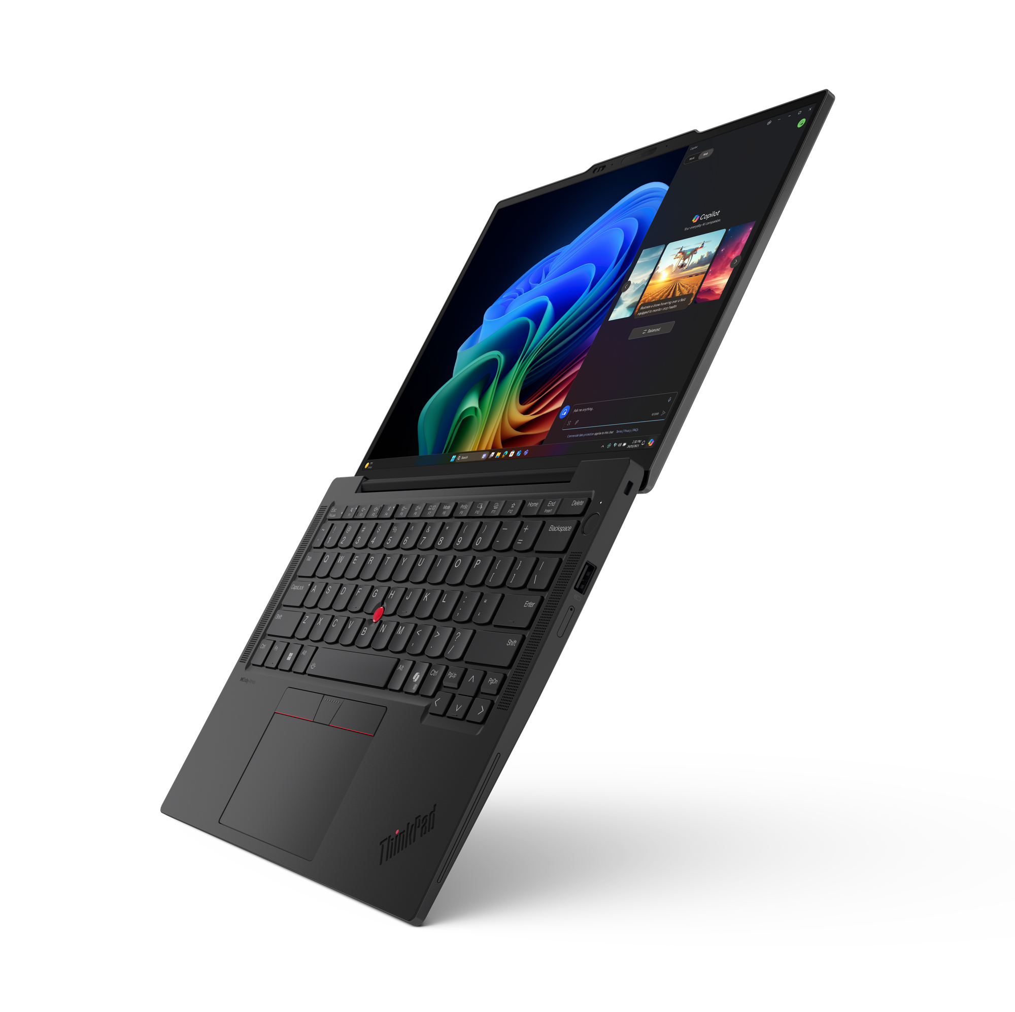 Czarny laptop ThinkPad jest otwarty pod kątem. Ekran wyświetla kolorowy abstrakcyjny obraz i aplikację.