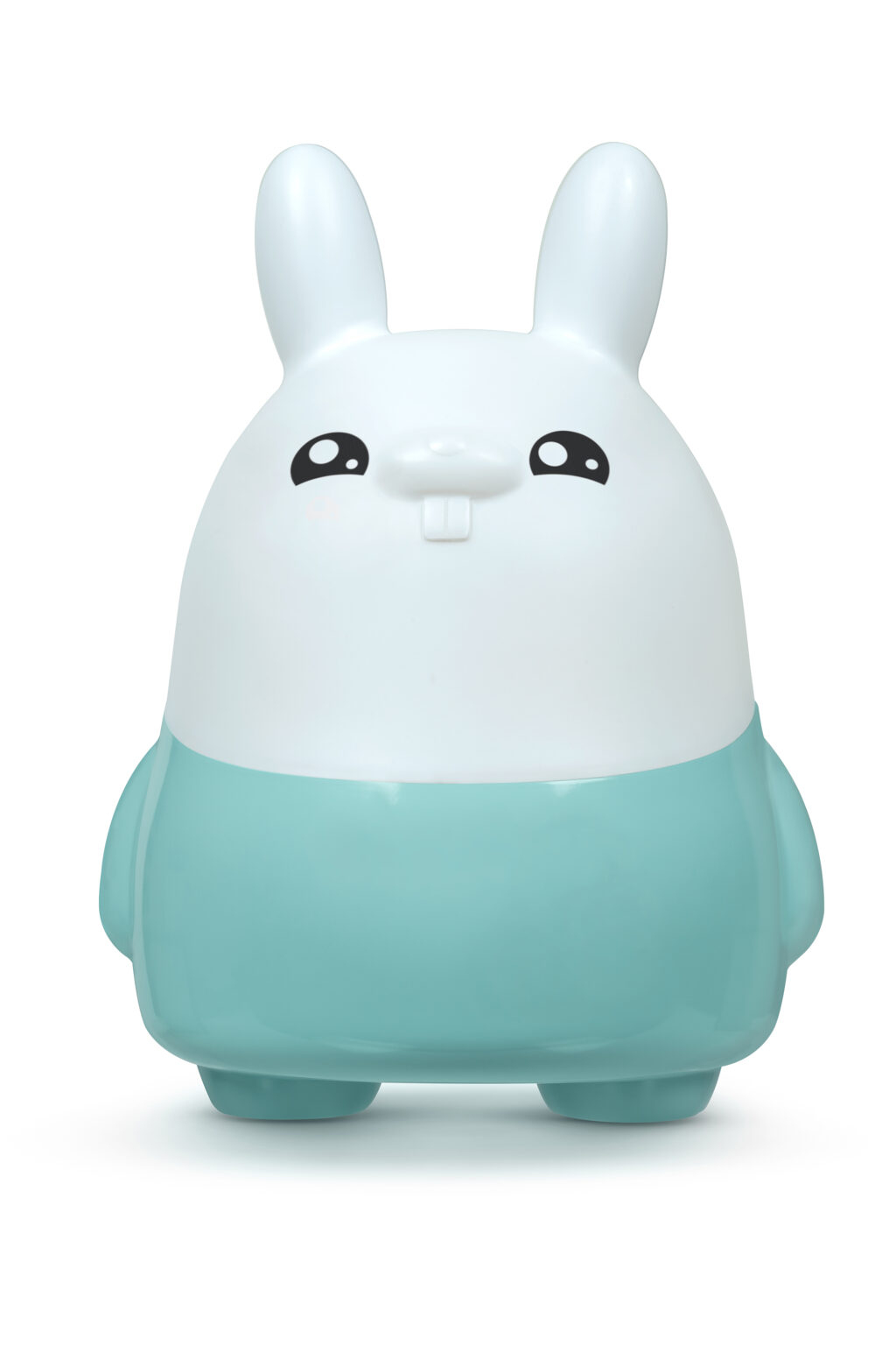 Un objeto blanco y verde azulado con forma de conejo, con ojos grandes y dientes pequeños. Está sobre un fondo blanco.
