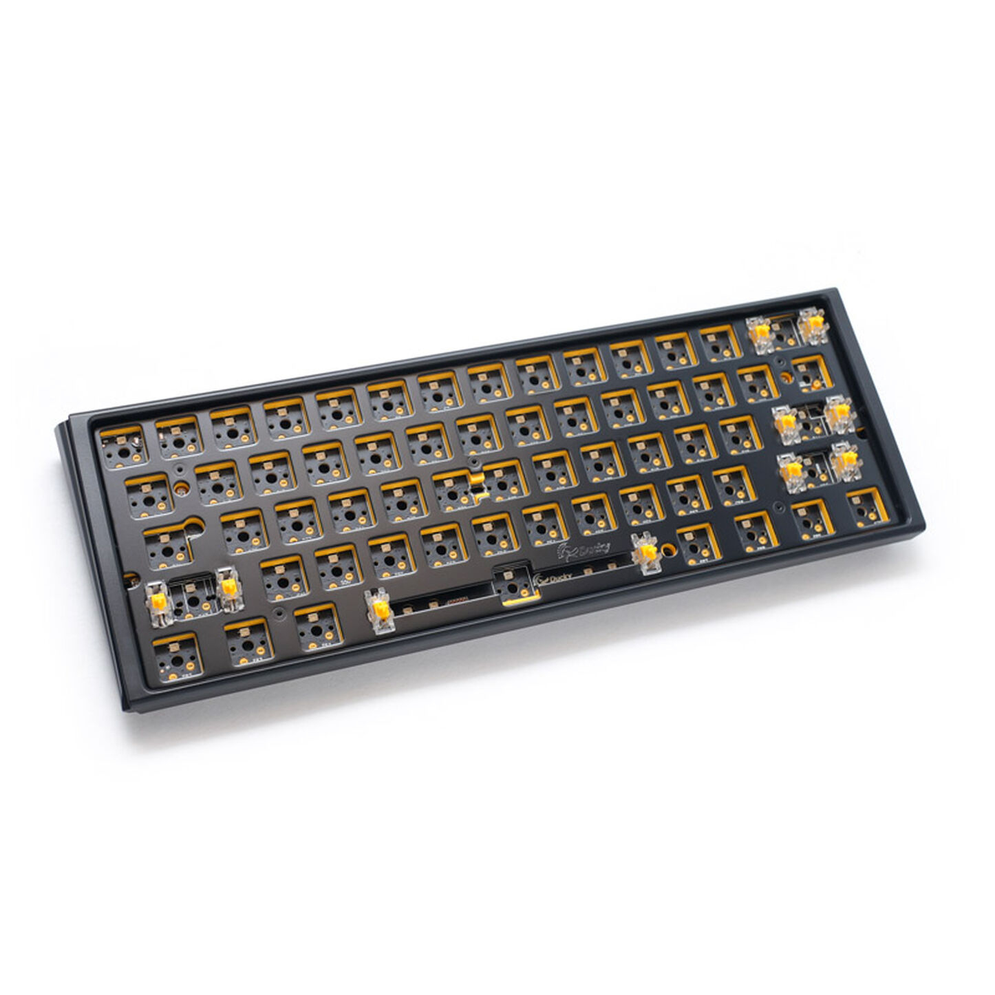 Un cadre de clavier mécanique noir avec des prises d'interrupteur dorées est présenté sur fond blanc. Quelques interrupteurs sont installés.