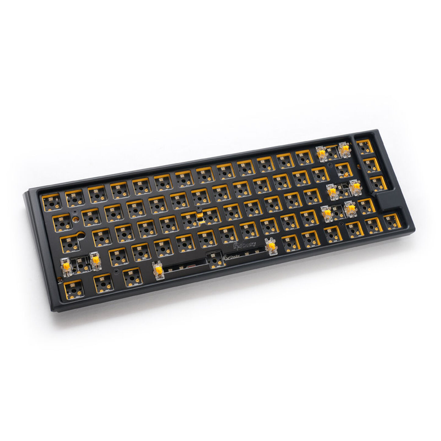 Base de clavier mécanique noire avec des prises d'interrupteurs jaunes. Quelques interrupteurs sont installés. Fond blanc.