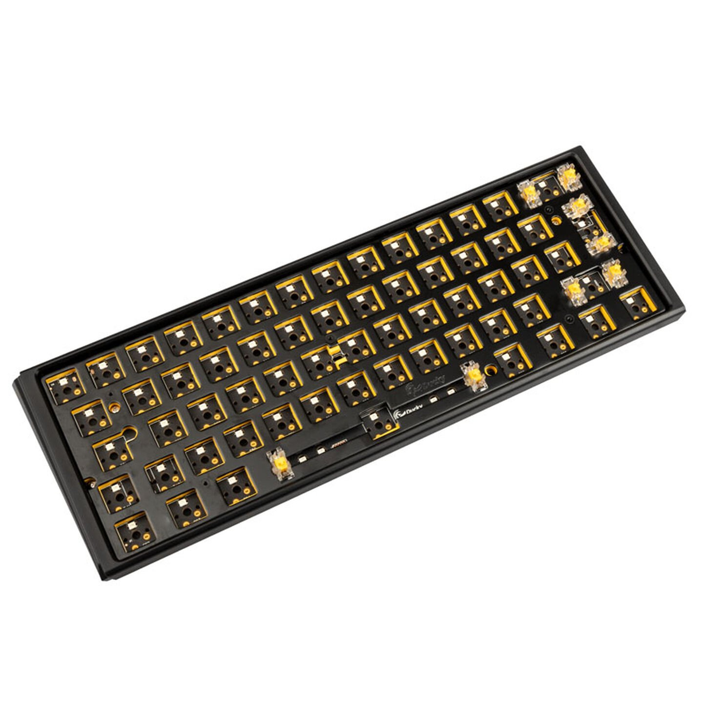 Een zwarte toetsenbordbasis met gele toets-switch-sleuven wordt getoond. Er zijn enkele gele switches aanwezig. Het toetsenbord heeft het merk Ducky.