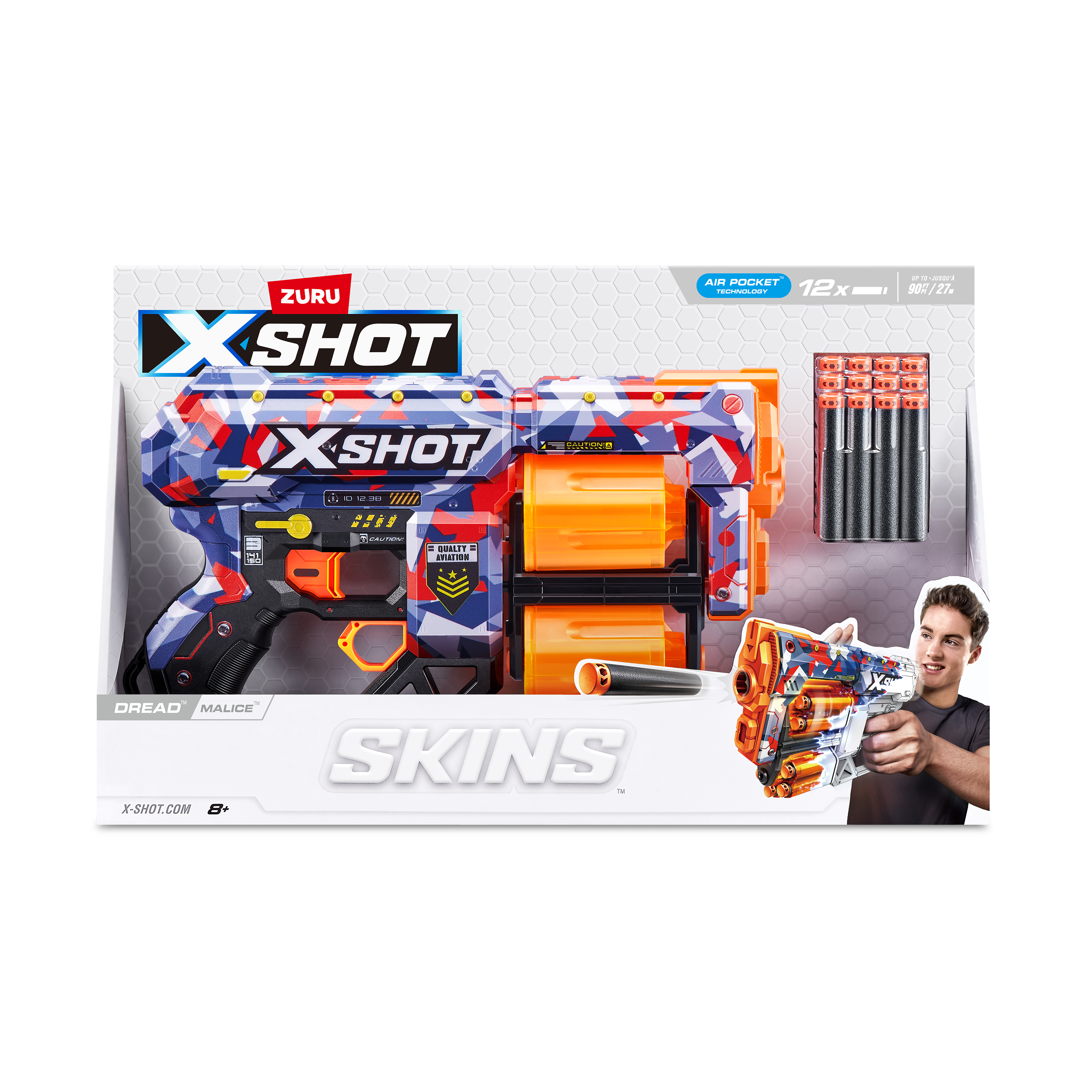 Una pistola de juguete en una caja. La pistola es azul, roja y naranja. Una persona sostiene un arma similar.