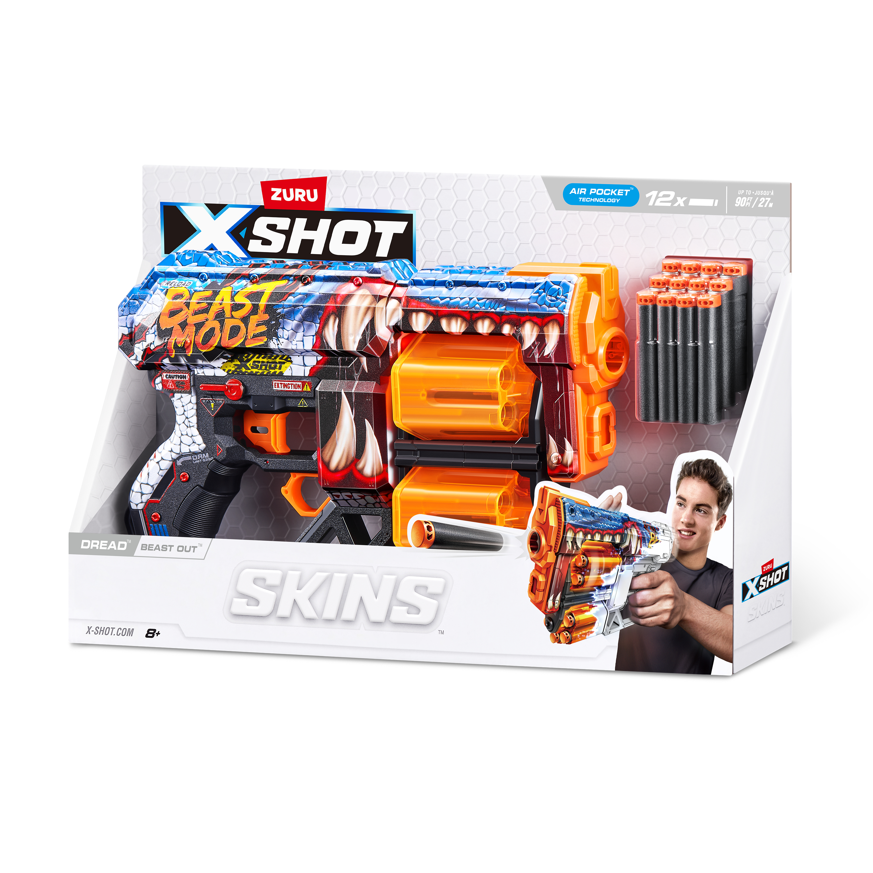 Una caja de pistola de juguete con una pistola, dardos y un niño sosteniendo una pistola similar. La caja es blanca con detalles en azul y naranja.