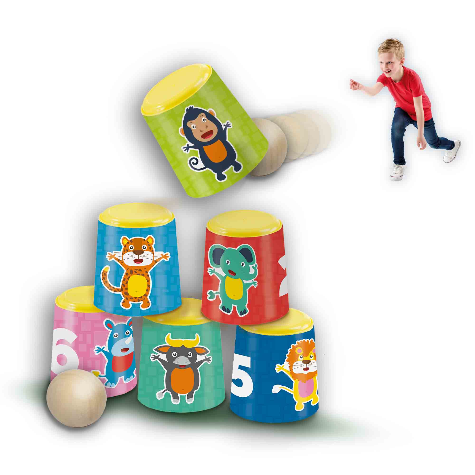 Un niño lanza bolas de madera a una torre de vasos decorados con animales. Las copas están numeradas y apiladas.