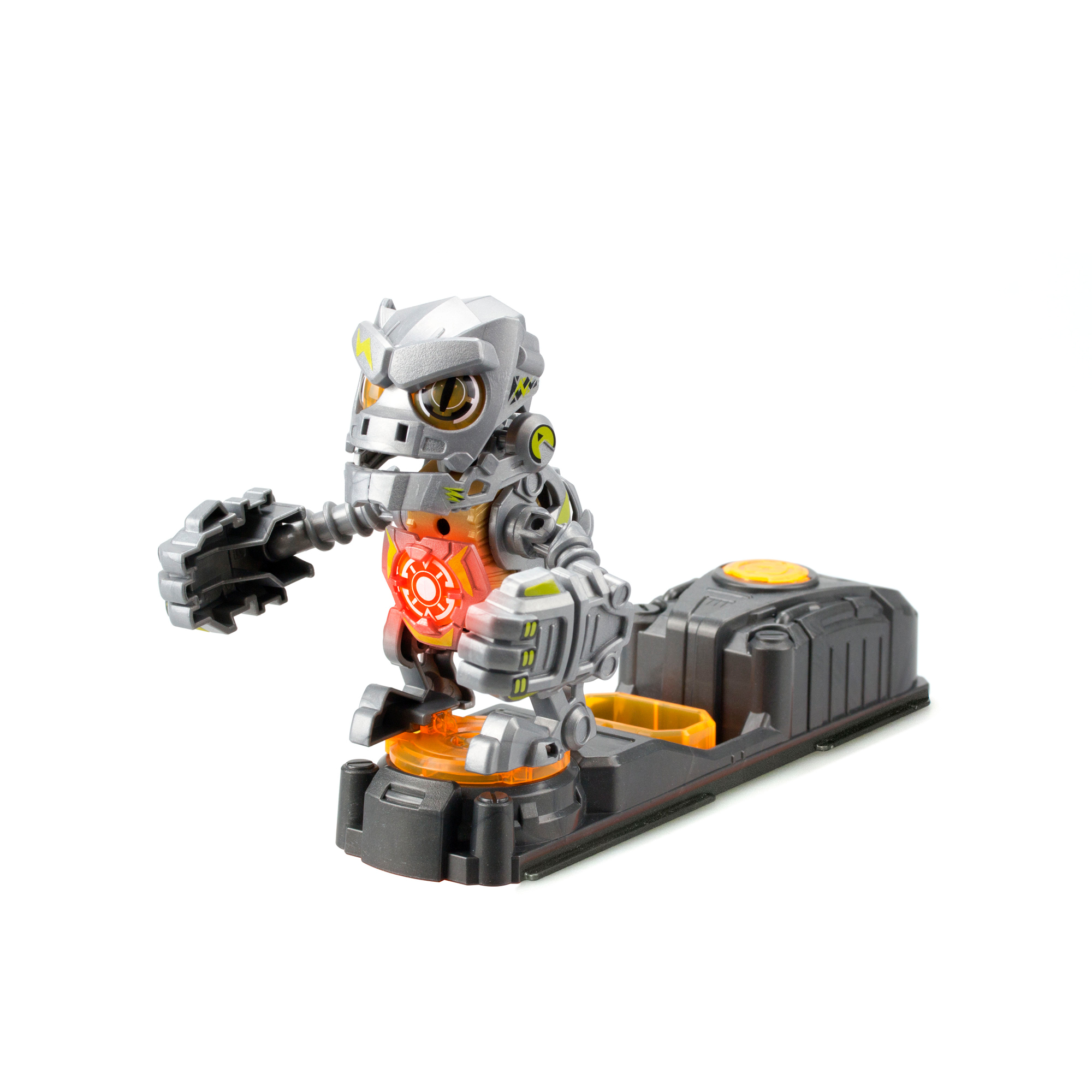 Szary robot-zabawka na czarnej podstawie z pomarańczowymi i żółtymi akcentami. Robot ma świecącą na czerwono klatkę piersiową i białe tło.